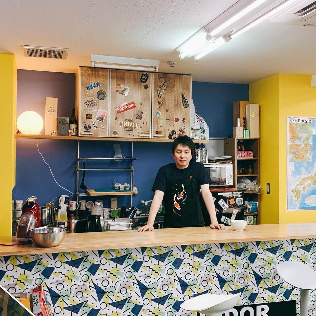 のインスタグラム：「名物ご当地うどんが茹であがるまでの間、懐かしのゲームグッズが楽しめるお店を期間限定オープンしております。 今週は木曜深夜に開店！ 食べ応え充分のあのおうどんが登場。  個人で日頃から、あれこれ茹でていたのもありながら、サイン会などで、ファンのみなさんがプレゼントしてくださる全国津々浦々の袋うどんを美味しくいただくたびに、「そこそこかかるこの茹で時間何かできないかな？」と思ったのがきっかけです。（実際にゲームしてました笑） 最初は「あの面までクリアできるか？」みたいなタイムアタックもので、個人的にうどんを茹でながら動画を上げようと思っていましたが、ありがたいことにミニコーナーでやらせてもらえることに。ちゃんとゲーム番組としての情報をということで、貴重なゲーム関連グッズを紹介することをメインにしております。 もちろん、有野課長のうどん食レポも見どころです。  あ！　べ、別にイベントとかで、みなさんの地元のうどんをくださいとおねだりしているわけではありませんからね！　ね、年末のイベントでもらおうだなんて下心、これっぽっちもありませんからねっ！  #gccx #うどんが茹であがるまで」