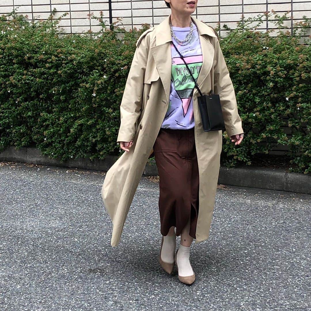 chikako0824のインスタグラム：「古着屋さんで買ったスウェット。小さい頃着てたのに、この歳になってまた着たくなり。 今年買った茶色のタイトスカートも形がとっても綺麗😊  #adore  #jilsander  #cen_jp  #アドーア  #ジルサンダー  #cod」