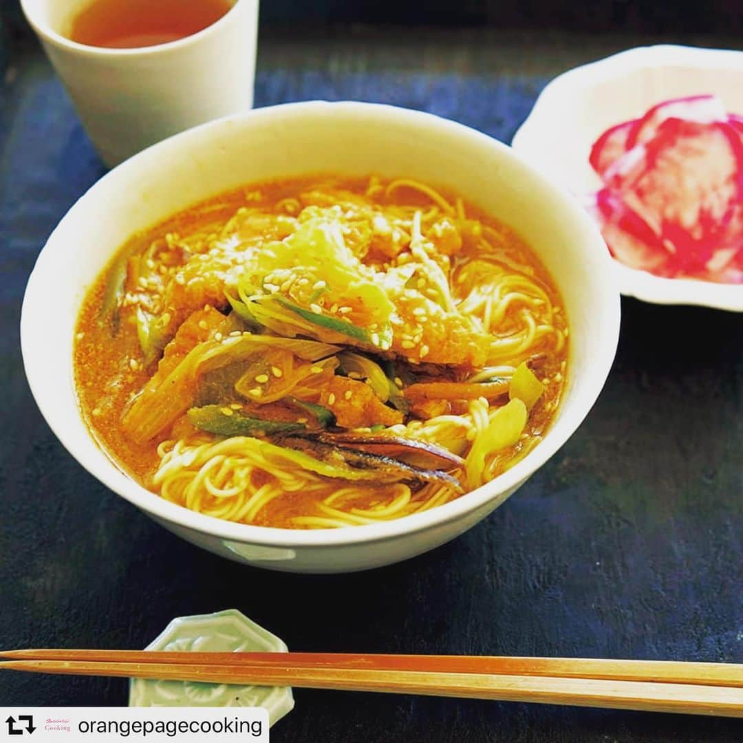 ワタナベマキさんのインスタグラム写真 - (ワタナベマキInstagram)「お昼こはんにぜひ！ #repost @orangepagecooking 【ひとりごはんに、カレーにゅうめん🍜】 朝晩少し冷えるようになった11月。こんな時期はおそば屋さん風のカレー南蛮が無性に食べたくなります😊 料理家のワタナベマキさんは、一人のときのごはんに、よく「カレーにゅうめん」を作るそう。素麺だと食べ過ぎている日は一束だけにする…、など、麺の量が調整しやすいのだとか。茹で時間が短いのも魅力ですよね🎵 こちらのカレーにゅうめん。じつは中学生の息子さんも大好きなメニュー。ジャーに入れてつけ麺風にして、塾弁にも活躍しているそうです😉(編集長T)  料理:ワタナベマキ 撮影:馬場わかな 『2019 オレンジページ Cooking 秋』特別付録「保存版 料理上手の小さなくふう」より  #オレンジページ#オレンジページCooking#カレーにゅうめん#にゅうめん#素麺#そうめん#カレー南蛮#カレーうどん#ひとりごはん#おうちごはん#夜食#塾弁#ジャー弁当#カレー好き#油揚げ#お揚げさん#ランチ#麺好き#麺弁当#おべんたぐらむ#器好き#曲げわっぱ#つけ麺#ねぎたっぷり#風邪予防 にも#Cooking#cuisine#somen#curry」11月3日 14時12分 - maki_watanabe