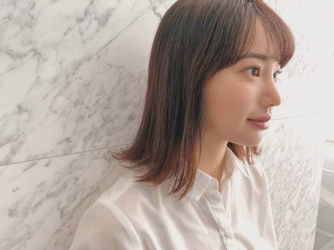 のインスタグラム：「H A I R 💁 . SHEAの高遠さんに 前髪パーマしてもらった♪ 1枚目がafterで2枚目がbefore . 前髪のセット苦手だから 朝起きてくるんとなってるのは 本当に楽♡ . まだ100サロンでしか取り扱いが出来ない ハイパートキオトリートメントで髪の毛の ケアもしてきた♪ . . 私の紹介で初回20%offになるので 私のインスタをみたと伝えてね✨ . . . #SHEA #こっくりカラー #こっくりラベンダー #ヴィクトリアトリートメント #超音波トリートメント」