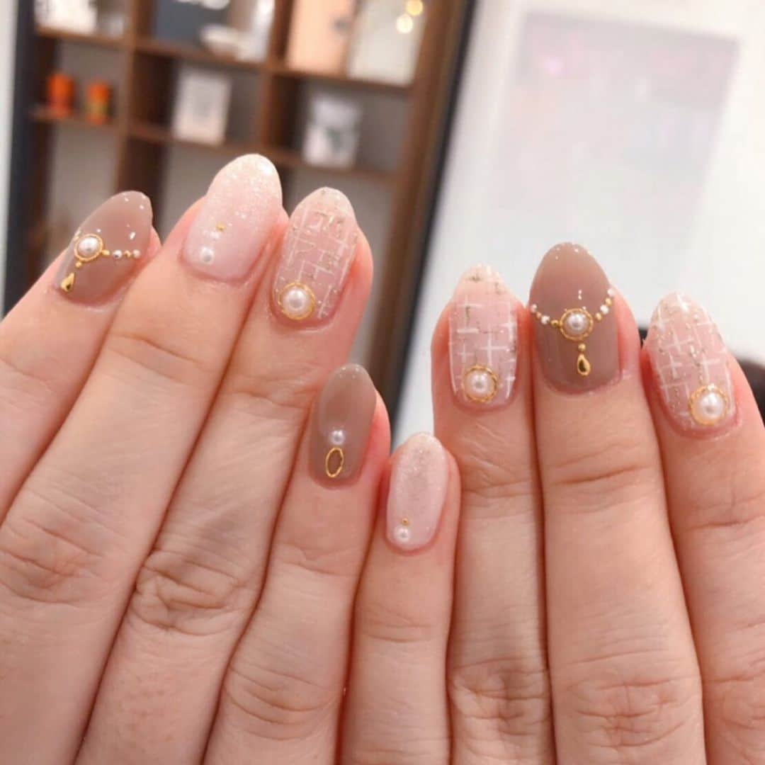 あいりさんのインスタグラム写真 - (あいりInstagram)「NEW NAIL💅✨ 今回はツイードとパールでお上品に💓 ゴールドがアクセントになっていて、めちゃくちゃ可愛い😍 ツイードとパールは鉄板ですね✨ ・ 今回もネイリストの青木さん(@aoki.nail )にお願いしました🤲 ・ お店に視聴者様がきてくださったと聞きました✨ ありがとうございます🙌 ・ #ジェルネイル #ジェル #ジェルネイルデザイン #ネイル #パラジェル #ネイルデザイン #ネイルアート #ネイルサロン #jelnail #jelnails #シンプルデザインネイル #シンプルネイル」11月3日 14時26分 - airi_happy