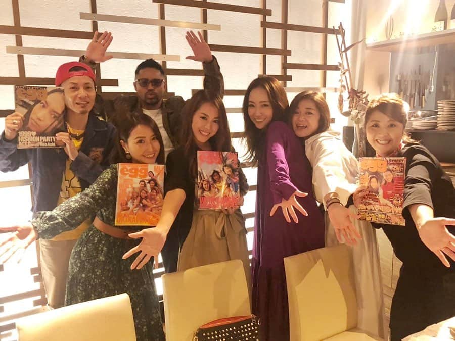 水野佑香さんのインスタグラム写真 - (水野佑香Instagram)「ひさしぶりに#egg同窓会 🌺﻿ ﻿ 1998年〜2000年くらいのメンバーで﻿ 昨日の【マツコ会議】にテレビ出演したよ✋🏾✨✨✨﻿ ﻿ 左から#ピロユキ #ケンウ #あこ吉 ﻿ #石井めぐちゃん #みちよ #塩澤まいちゃん 💕﻿ ﻿ ﻿ 当時は10代後半。﻿ アムラー、コギャル(私とあこはゴングロ🤣w)﻿ の青春時代を謳歌した仲間たちは﻿ ひさしぶりに会っても話が尽きない🤣‼️﻿ ﻿ ﻿ ﻿ ﻿ ﻿ そして30代ラストとなる令和元年。﻿ ﻿ まさかのあこ吉さんとゴングロメイクを﻿ することになるとは…😂😂😂爆笑﻿ ﻿ ﻿ 実は20年前の成人式もあこ吉と一緒に﻿ テレビ取材📺を受けたから、﻿ ﻿ 40歳の節目になる今年。﻿ 19年ぶりにゴングロメイクをするなんて﻿ 2人にとって奇跡のW成人式になりました💕笑﻿ ﻿ ﻿ ﻿ ﻿ 私のYouTubeでも、マツコ会議の期間限定YouTubeでも、当時の再現メイクをした﻿ 衝撃のBefore➡︎Afterが﻿ 観れるのでお暇な人はぜひ✋🏾🌺✨✨✨﻿ ﻿ ﻿ 2人の衣装もあこ吉が大切に保管していた﻿ 当時の#アルバローザ 🌺です（笑）﻿ ﻿ ﻿ ﻿ #egg #eggモデル #ゴングロ三兄弟 ﻿#マツコ会議  #黒歴史 じゃなくて黒い歴史です✋🏾 ﻿#い〜からホントに  #水野祐香 #youtuber #model #director #editer #ワーキングママ #ママ  #アラフォー  #アラフォーモデル #39歳 #加齢に負けず華麗に生きる ﻿ #얼스타그램 #찍스타그램 #셀카  #셀프 #셀스타그램 ﻿ ﻿ ﻿」11月3日 14時27分 - mizuno_yuka