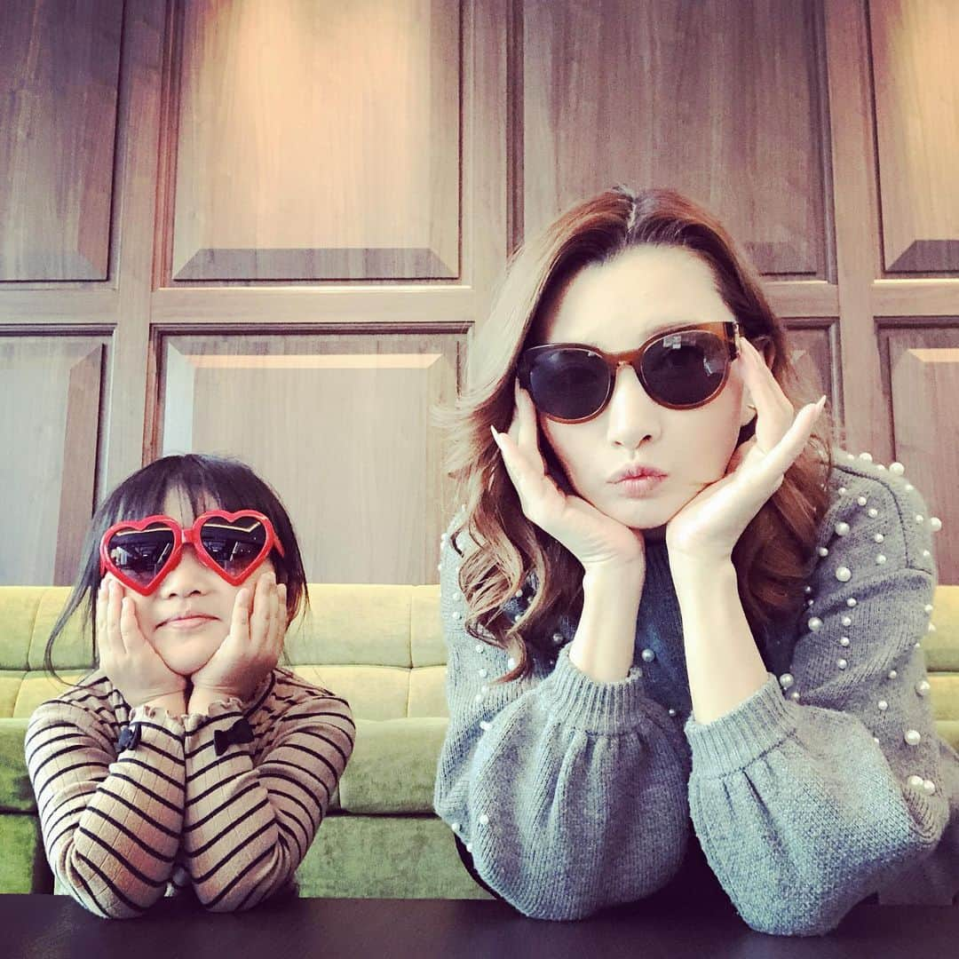 山内智恵さんのインスタグラム写真 - (山内智恵Instagram)「似てるうちら🕶✨💗 #山内智恵 #マキ #マキろん #休日 #サングラス #親子 #かなプリンセス #可愛い #娘 #子育て」11月3日 14時32分 - chie_yamauchi