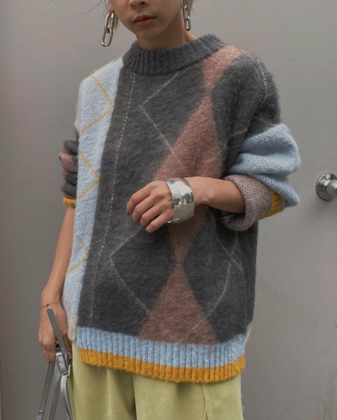 黒石奈央子さんのインスタグラム写真 - (黒石奈央子Instagram)「あめりふく。 . . ingenous argyle knit ¥15700+tax 11/5 cut off warm pt ¥13800+tax 11/5 . オリジナル柄のあーがいるにっと。カラーがなんとも可愛いのだ！ きりっぱなしのパンツはシルエットがゆるくて可愛いでしょ？ .  @ameri_shinjuku @amerivintage @ameri_daikanyama @ameri.shinsaibashi #ameri#amerivintage #fashion #vintagefashion #coordinate#ootd#outfit#osanposnap #705_outfit #大人ファッション #大人コーディネート #大人スタイル #modestyle #modefashion#modecasual」11月3日 14時45分 - blackstone705