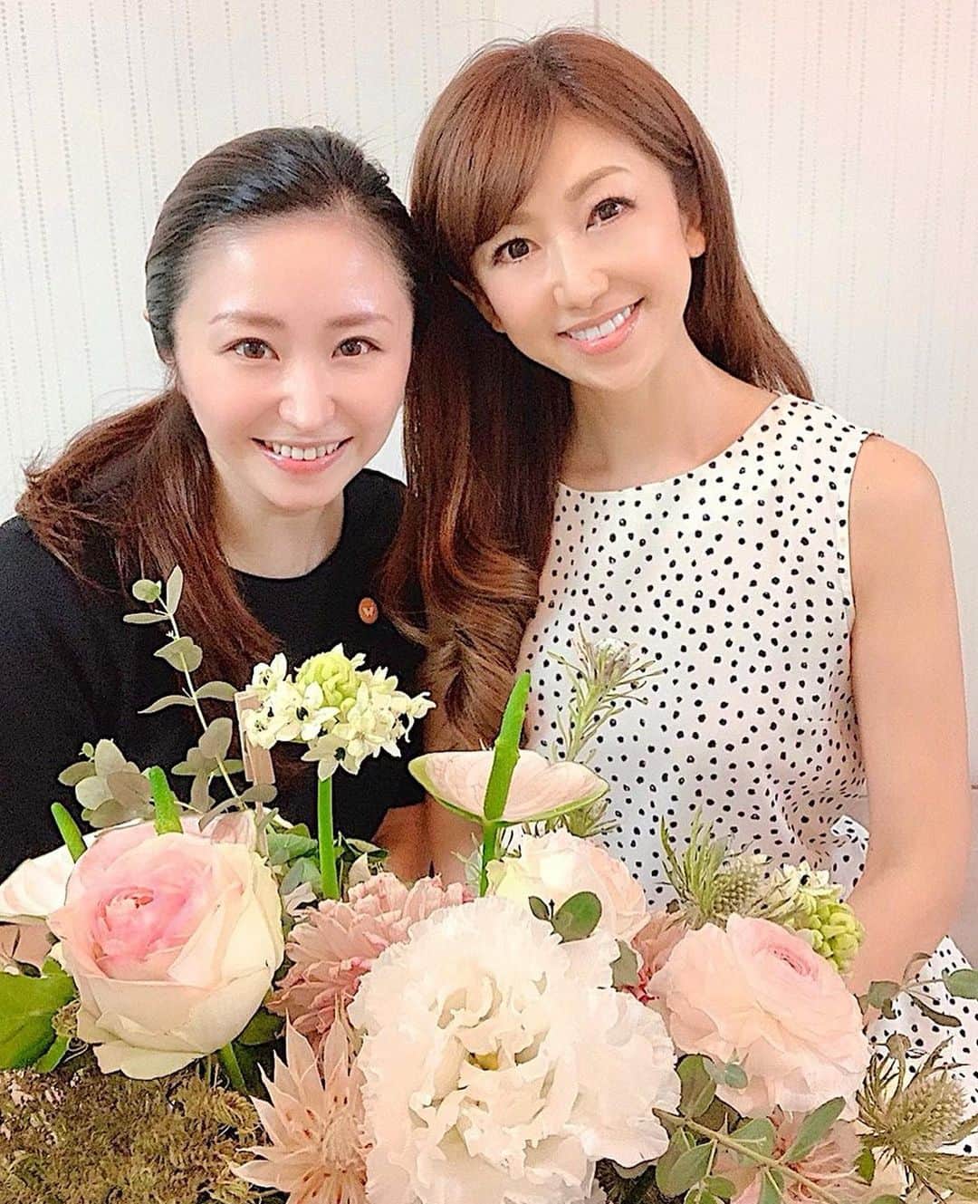 のインスタグラム：「私の行きつけサロン、麻布十番の「鍼美salon ゑまひ」が、先月サロンを拡張し、NEW OPEN🎊 . 「ゑまひ」はとてもアットホームなサロンで、伺うたびに毎回、温かいおもてなしの気持ちが伝わってきます🧡 . 拡張したNEW「ゑまひ」には個室が２部屋✨ . 今回は、咲さんこだわりの和モダンの落ち着けるお部屋で受けさせていただきました。(写真3.4枚目) . BGMで流れるやさしい鳥のさえずりも心地良く、時間がゆったり流れるような感覚で心からリラックス💕 . 「ゑまひ」と言えば、WINBACKを使った施術が特徴ですが、そのWINBACKに、肝臓や腎臓の解毒作用をアップする効果が加わ理、早速私も施術していただきました。(写真6.8枚目) . 肝臓や腎臓の働きが高まると、浮腫みが解消されたり、アルコールの分解が促進されたり、デトックスやダイエットにも良い効果が期待できます✨ . WINBACKに繋がった器具を手首につけ、咲さんのゴットハンドで、お尻から背中、首、デコルテ、お顔、など、しっかり、しっかりリンパを流しながらマッサージの後は、リフトアップしたお顔を、形状記憶させるように、ポイントに美容鍼をしていきます✨(写真5.7枚目) . 施術直後はもちろん、3日後くらいが最もリフトアップ効果を実感出来ます♥️ . WINCACKと美容鍼を組み合わせた施術は、咲さんならではのスペシャルなテクニック✨ . 咲さん、今回もありがとうございました😊💕 また次回も楽しみにしています🎵 . . 25ansブログに詳しく書いてます👇  https://blogs.25ans.jp/elegant_yoshiko/2019/11/new♡鍼美salon-ゑまひ/ . . 鍼美salon ゑまひ　@shinbisalon_emai  http://www.emai.jp/salon.html . . . #和泉佳子 #25ans #ヴァンサンカン #エレブロガー  #鍼美salonゑまひ #winback  #美容鍼 #リフトアップ #小顔効果 #ゴットハンド @shinbisalon_emai  @sakitaguchi_emai」