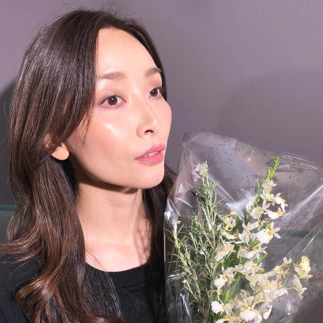 佐々木あさひのインスタグラム：「11月1日コフレ戦争真っ只中にコフレとは違う形で超レアな商品がTHREEから発売されていた事を知ってる人は意外と少ないのではないだろうか・・・ THREE AOYAMA,、阪急うめだ本店、伊勢丹新宿本店の3店舗とオンラインでしか発売されないTHREE10周年アニバーサリーキット！しかも3店舗それぞれパッケージデザイン・カラーが違う凝りよう。 AOYAMA店限定のアイシャドウパレットとリップでメイクをして頂いたのだけど、繊細なグレージュにゴールドの意外な組み合わせで一気にお洒落顔になりました🥺✨ 一緒に今年のコフレで発売中のハイライト&チークパレットでフェイスも仕上げて頂いた。練り好きには堪らない組み合わせなんですけどー！！自然なツヤ肌のできあがり。 阪急うめだ・オンラインは完売しておりAOYAMA店の状況は分からないけど、11/20に伊勢丹新宿本店限定カラーが最後の発売になるのでレア物好きな方はチェックしてみてね🤫 @threecosmetics #クリスマスコフレ #レアコスメ」
