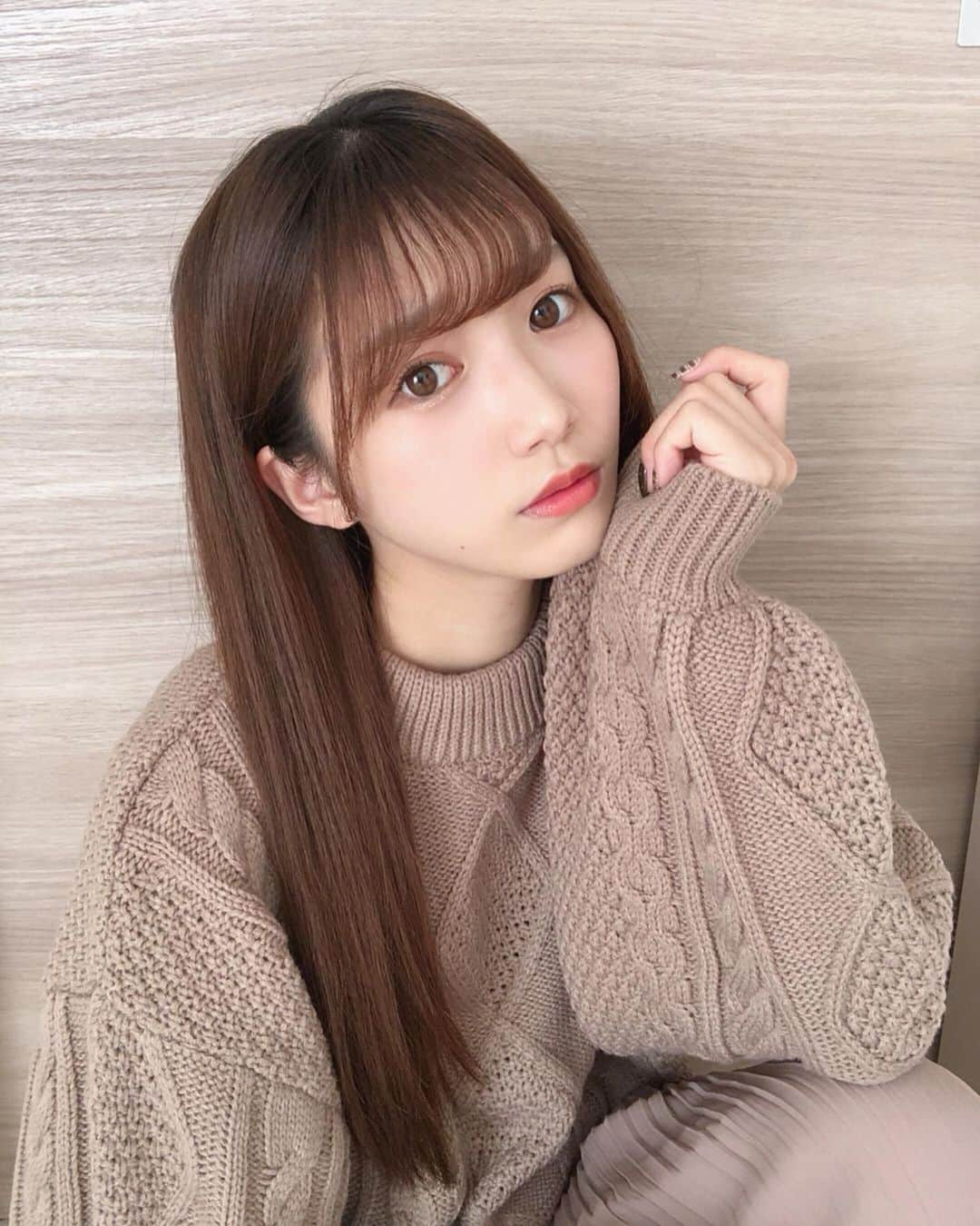 阪上彩香さんのインスタグラム写真 - (阪上彩香Instagram)「そろそろセーター出てきた💭 セーターって女の子らしくなるから好き🥰❤️ ･ ･ ･ #ベージュコーデ #セーターコーデ #セーター #セーター女子 #スピンズ #spins #アラマンダ #allamanda #155cmコーデ #低身長コーデ #ヘアアレンジ #ストレートヘア #instgood #instlike #instagram #instfashion #followme」11月3日 15時36分 - ayaka_skgm