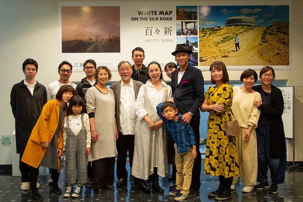 のインスタグラム：「『光』『Vision 』の撮影監督、百々新くんの写真展が奈良市写真美術館にて開催されました。初日には記念トークショーのゲストでお招きいただきましたぁ。 永瀬君やマリさんからのお花も✨  是非、足をお運びくださいませ。  Arata Dodo who is the director of photography of "Radiance" and "Vision". His photo exhibition is opening today at the Nara photo museum. I went to there as talk session's guest. Nagase-kun and Mari-san gave the flowers as the celebration of the exhibition. Please visit here!  #奈良市写真美術館 #見つめること #人間性 #teamVision #永瀬正敏 #夏木マリ」