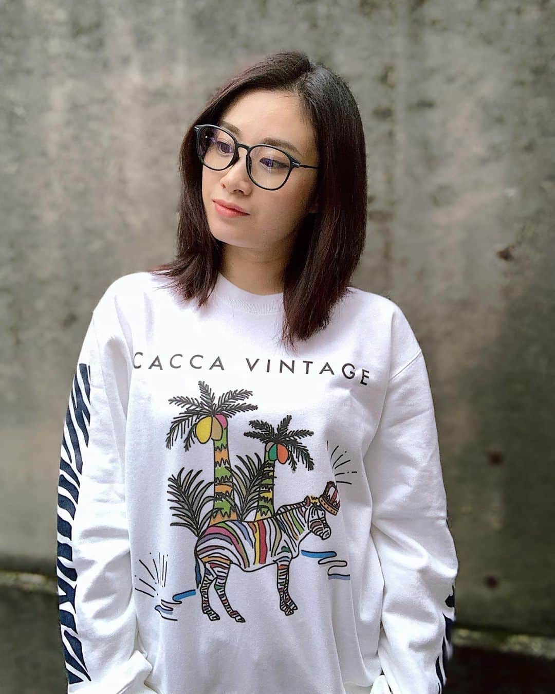 鈴木芳奈のインスタグラム：「私の大切な仲間の( @kana_cacca )オリジナルブランド #cacca のトレーナーげっと♪ ほんと一目惚れで即買ったわ。 かな、いつもめっちゃツボの服ありがとう♡  欲しい方こちらから  @cacca_select  #カジュアルファッション #ootd #かなとはもう7年の付き合いだ #はやいなぁ  #未来は読めないしなにが起こるかわからんしだからこそ面白いよな #よく語ったなかなと。笑笑」