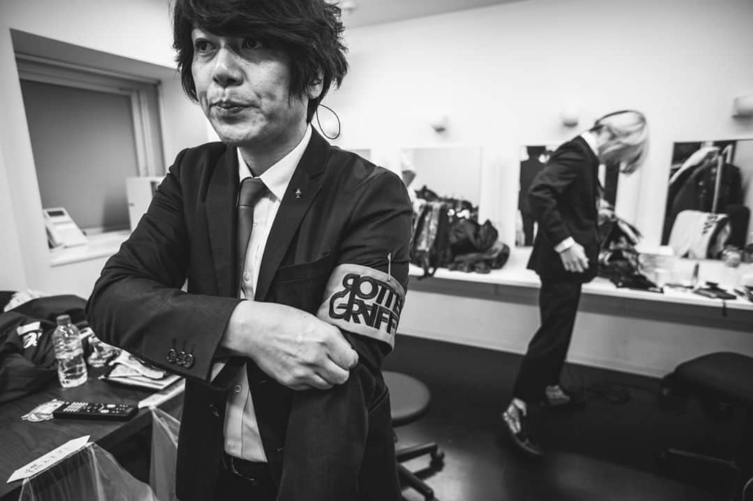 HIROSHIのインスタグラム：「‪20th Anniversary Beginning of the Story‬ ‪〜We are ROTTENGRAFFTY〜 ‬ ‪仙台GIGS‬ ‪SiM‬ ありがとう。 ‪次はZepp Sapporoで待ってるよ。 ‪photo by @kawado_photo‬ ‪#rottengraffty ‪#ロットン‬ ‪#sim」