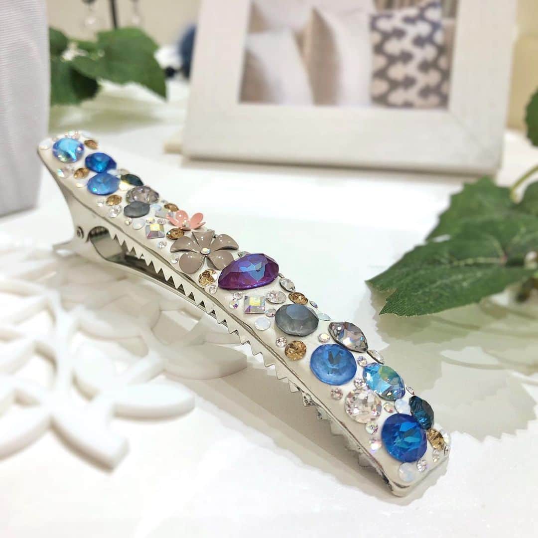 パーツクラブ Partsclub スタッフオリジナル商品さんのインスタグラム写真 - (パーツクラブ Partsclub スタッフオリジナル商品Instagram)「💗川越モディ店スタッフ作品💗 ＊ ①スワロフスキーヘアクリップ 白のクリスタルクレイにメタルフラワーや色々なサイズのスワロフスキーをたっぷり使用しました💎✨ ✳︎ ②クリスマスブローチ 石座にセットしたスワロフスキーやクリスマスチャームを接着剤で貼り付けました⛄️🎄 ✳︎ ③雪の結晶イヤリング 雪の結晶のジュエリークリップにスワロフスキーを挟みフレームガラスとメタルフープを繋ぎ合わせました❄️✨ ＊ ④レジンネックレス 新色のパールをレジンに閉じ込めチャームやリーフチェーンと組み合わせてクリスマスカラーでまとめました🎄✨ ＊ ⑤ファーピアス ファーやフロッキービーズを繋ぎ合わせました。色味を揃えて落ち着いたデザインに仕上げました✨ ＊ ⑥ファーとビーズのピアス 手作り教室(11月前半)のピアスを色違いで作りました！テグスを使ってビーズやパールを座金に編む技法です。これからの季節にピッタリなアクセサリーを手作りしてみてはいかがでしょうか？😊手作り教室は店頭予約、お電話でのご予約も可能です📞 ＊ ⚠️商品のお取り扱いは店舗により異なります ＊ スタッフ一同皆様のご来店お待ちしております😺 ＊ #パーツクラブ #パーツクラブ公式アカウント #パーツクラブスタッフ #partsclub #partsclubstaff #川越モディ #ハンドメイド #手作り #アクセサリー #ネックレス #イヤリング #ピアス #ヘアクリップ #ブローチ #レジン #テグス #クリスタルクレイ #スワロフスキー #パール #ビーズ #メタルフラワー #チャーム #フロッキービーズ #ファー #ジュエリークリップ #雪の結晶 #クリスマス #クリスマスアクセサリー」11月3日 15時44分 - partsclub_staff