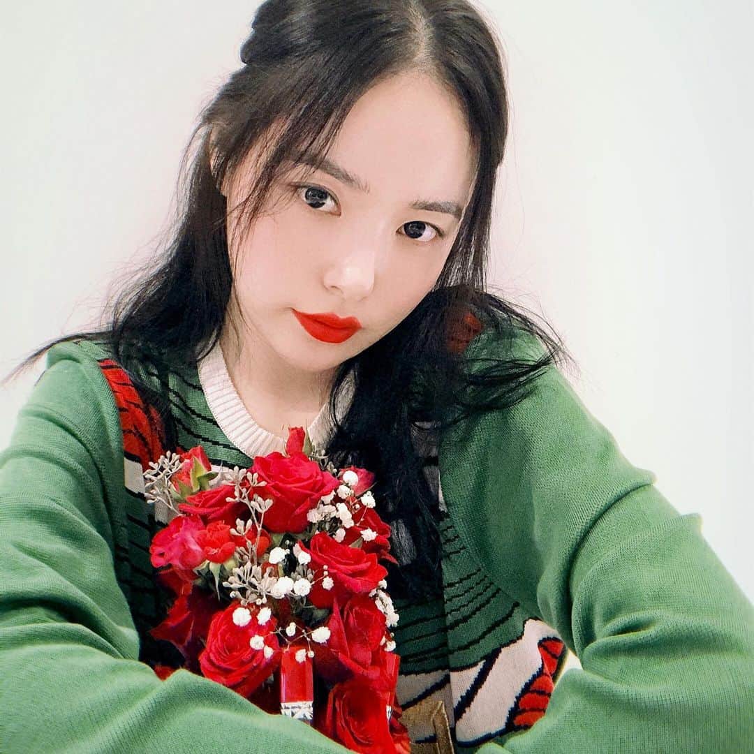 ミン・ヒョリンのインスタグラム：「똑같은 레드는 없잖아용??이힛✌🏻🌹💋🌹💋 @diormakeup #rougediorultracare #울트라벨벳틴트 #999호 #ad」