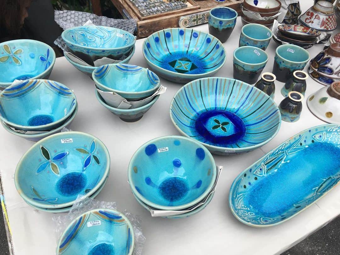 LINAさんのインスタグラム写真 - (LINAInstagram)「家にある食器は 沖縄の伝統工芸でもある 壺屋焼きで揃えてます♡ 壺屋焼独特の 色合いと 渋くて可愛さも兼ね揃えてる デザインが とっても魅力的なんです！ 沖縄の青い空と青い海が たっぷりと注がれたような 色合いに 一目惚れしちゃったので あれやこれや東京に連れて帰ります。笑 #MAX#LINA #壺屋焼き#やちむん通り #沖縄」11月3日 16時04分 - xxlina_now