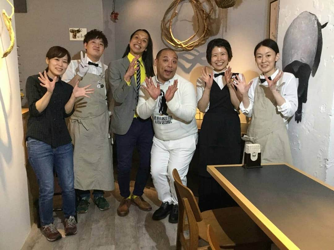 布川ひろきさんのインスタグラム写真 - (布川ひろきInstagram)「トム・ブラウン布川です。 今日のロン毛。 池袋夜パフェ モモブクロ店員さん 札幌のお酒のシメはパフェ食べるのよロン毛。  熱烈！ホットサンド！ シン・テレビ王決定戦ご覧の皆さんありがとうございました！ テリー伊藤さんがすごいオシャレでした！昔、給与明細めちゃくちゃ見てたのでお仕事させていただいて．．．嬉ぇーーー！  専修大学の学園祭とミスコンのMCもさせていただきました！ 黒板に僕の特技のY字バランスが描かれていているのは．．．レアァーー！めちゃくちゃ嬉しかったです！  そして明日 20:45～ WOWOWシネマ「映画工房」 23:58～ TBS「中居くん決めて！」 に出させていただきます！ 決めてぇーー見てぇーー！  #ブリバリでGO! #ヤングな横須賀大冒険 #トムブラウン #モモブクロ #旨すぎて #ダメェー #ほんげぇーー」11月3日 16時07分 - nunokawa_tombrown