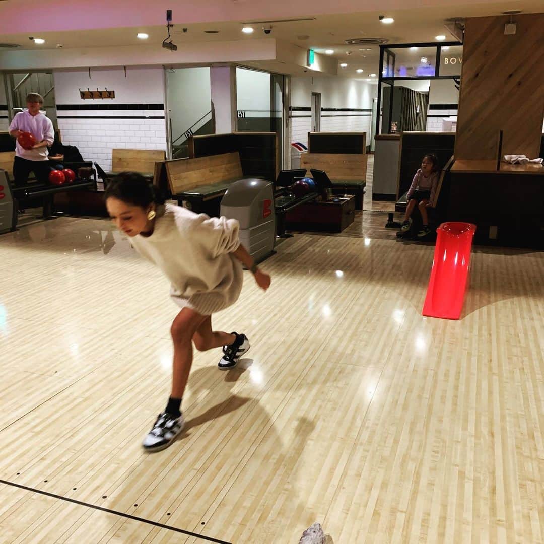 内藤陽子のインスタグラム：「本気。 ニコとボーリング🎳  #三連休 #お疲れ様です」