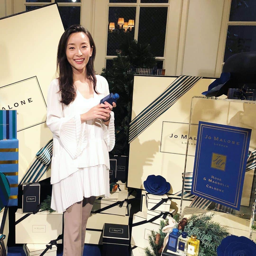 佐々木あさひのインスタグラム：「9月にジョー・マローンの発表会に招待して頂いて、それ以降毎日使っている、今年のホリデーコレクション限定のローズ&マグノリア🌹コフレでは初のフローラル系らしい。 とはいえ、ユニセックスでも使えるパチュリとアンバーウッドのスパイシーさもあって好き💙 こちら完売の店舗も多いと思うけど、今年は限定のパッケージがとにかく素敵だし、この時期しか買えないキットも沢山あるからプレゼントにもおすすめ🎁 第二弾は11月22日だから、まだ間に合うと思う👍🏻👍🏻👍🏻 . . . #jomalone #ジョーマローン #クリスマスコフレ #香水 #限定品 #ローズアンドマグノリア」
