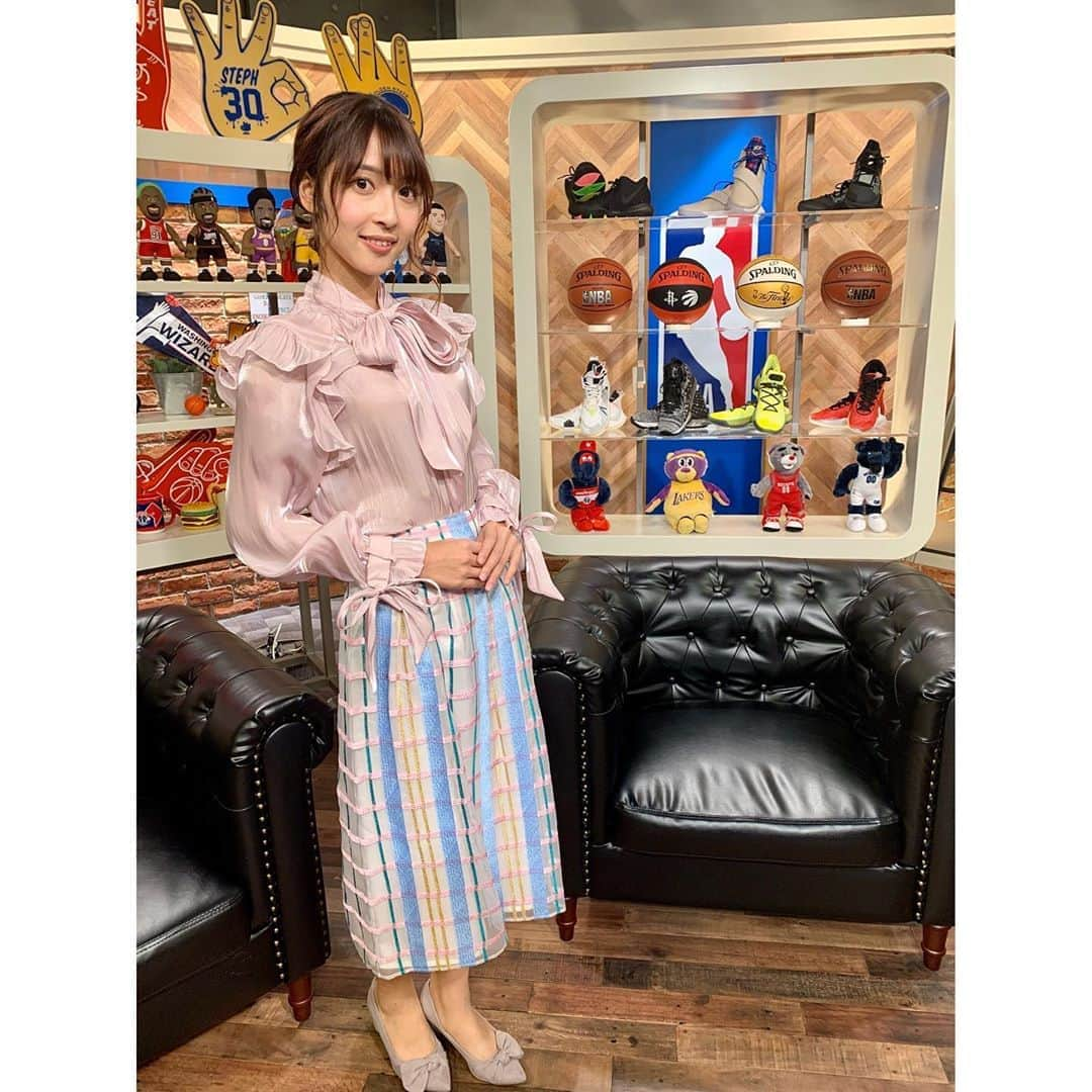 山下耀子さんのインスタグラム写真 - (山下耀子Instagram)「先日の #DAILY9 の衣装です☺️ ピンクのブラウス初挑戦でしたが 苦手意識してた割には良いのでは…！？ 色も形も素敵だからですね🥺 #ADELLY さんでした！」11月3日 16時13分 - twinkleyesy