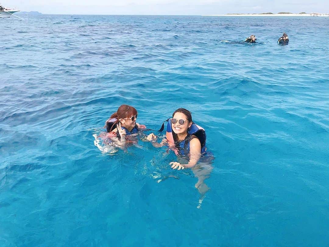 中村真凜さんのインスタグラム写真 - (中村真凜Instagram)「◯ 見て〜やばくない？🥺 海ほんま綺麗やし魚と一緒に泳いで めちゃくちゃ楽しかった🥺 ・ 船乗って移動したんやけど2人とも船酔いして 死ぬかと思ったけど、、、笑 ・ #沖縄 #沖縄旅行 #海 #シュノーケリング  #マリンスポーツ#enjoy #happy」11月3日 16時26分 - marimero1121