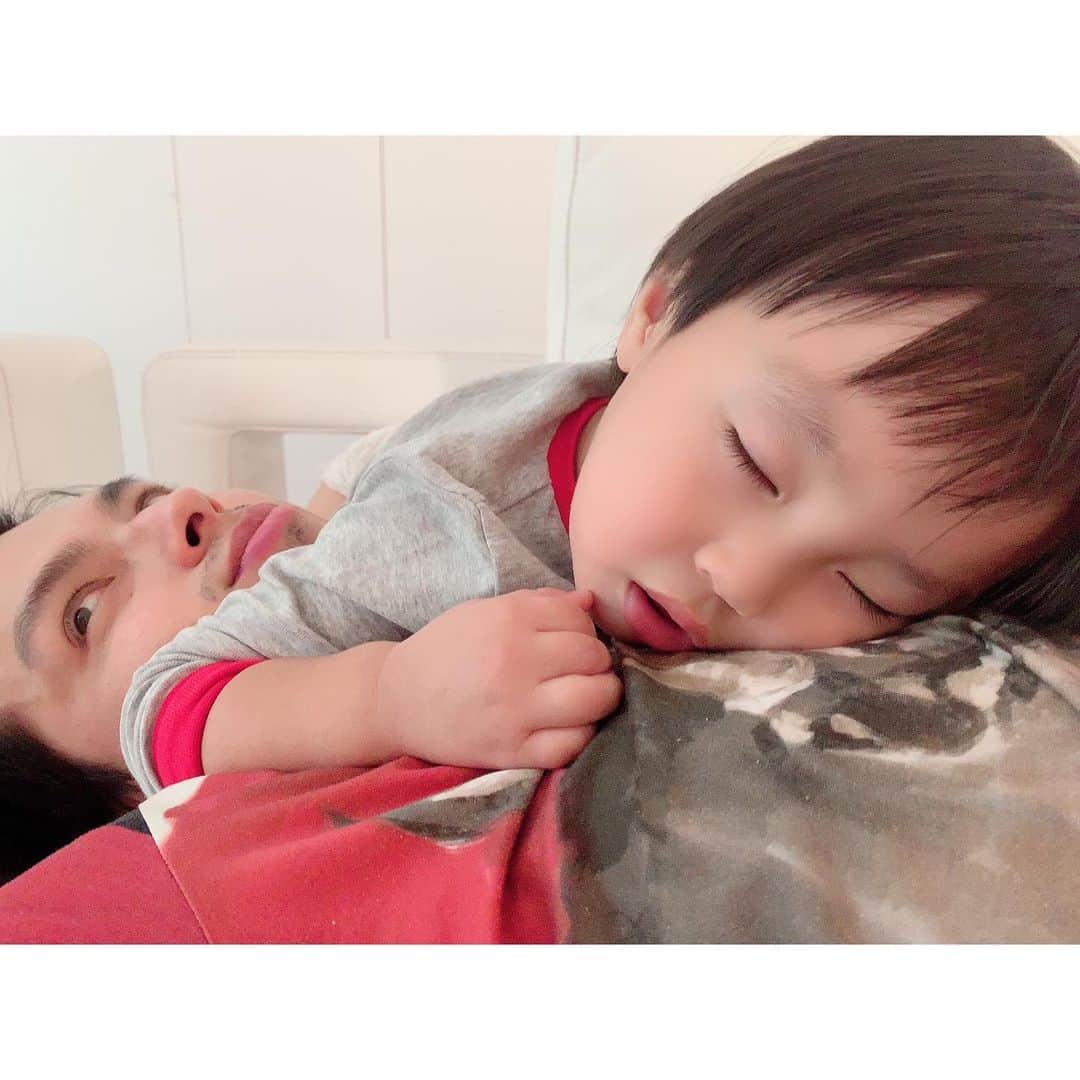 川崎希さんのインスタグラム写真 - (川崎希Instagram)「アレクの上で寝ちゃった💓💓💓 #sleepy #babyboy」11月3日 16時27分 - kawasakinozomi