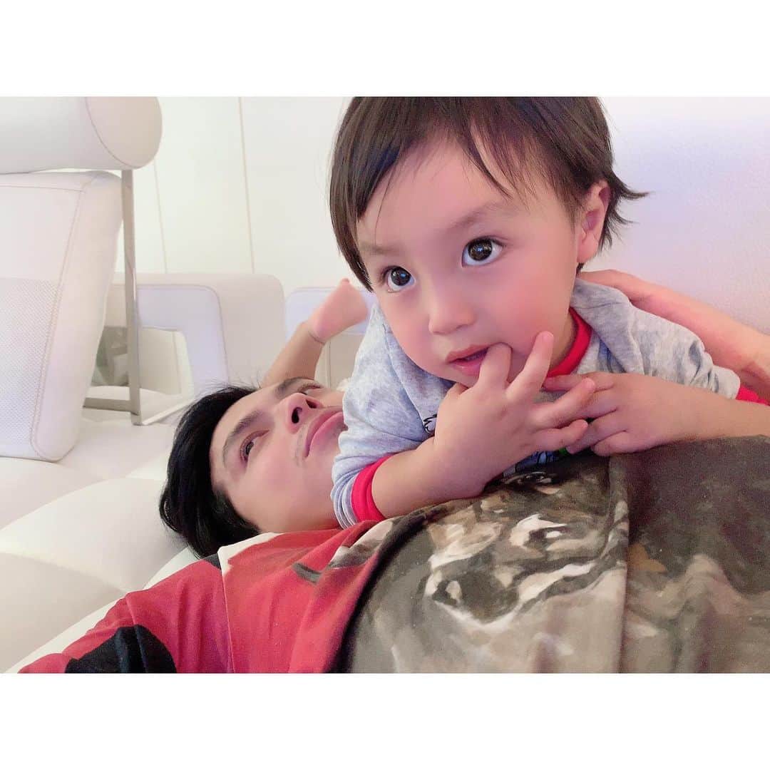 のインスタグラム：「アレクの上で寝ちゃった💓💓💓 #sleepy #babyboy」