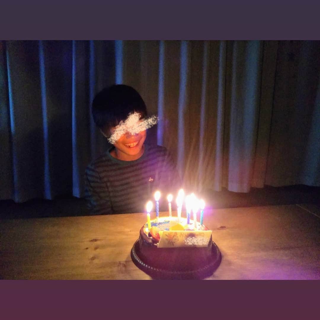 aco.さんのインスタグラム写真 - (aco.Instagram)「2019.11.3  昨日は息子の#11歳 の#誕生日 でした。  ここ数年は毎年、友達を呼んで 誕生日パーティーをしてきたけど 今年は出来なくて、 息子も分かってるから言わなくて。  大したことはしてやれないし可哀想だけど せめてもの手巻き寿司でお祝いしました。  うっかり注文を忘れそうになったケーキも 今年は初めてオーダーしてみたら 見た瞬間から 「えっ！何これ凄いやん！何で出来とん？青色って何で作っとん！え！？やばっ」と大層喜んでくれました。 . . . 昨日も今日も試合の息子⚽. . 少し前に、 「かあさん、いつくらいになったら また試合見に来れる？」って言ってたね。  かあさんも今すぐでも見に行きたい！  車で授乳したら 見にいけなくもない気もするんだけど。 娘にも無理させたらだめだよね。  かなり経った気がするけど まだ生後1ヶ月経ってないもんね 笑  もう少ししたら見に行くからね😊 . . . #aco子育て記録 #誕生日飾り付け #インテリア #interior #マイホーム #木の家 #平屋 #平屋暮らし #心地よい暮らし #暮らし #暮らしを楽しむ #子育て #こどものいる暮らし #こどもと暮らす #小5男子 #新生児 #赤ちゃん #赤ちゃんのいる生活 #11歳差  #娘のおでこが広すぎる😂 . .」11月3日 16時29分 - aco.chaaaaan