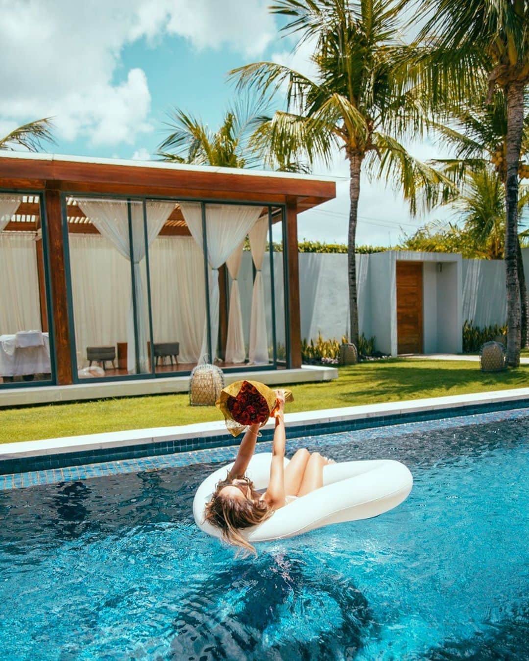 のインスタグラム：「New  #111 🌹The happiest birthday ever 🎂Thank you my love to take me here and got a beautiful villa named 111 resort 🌹 He surprised me everything. A whole cake ,beautiful roses and a gift at 12:00 am on November 1st at 111 hotel❤️ I was the happiest girl in the world on my birthday 🎁 It’s also 1st anniversary for us ❤️ Thank you @light_worker_boy 🔥 バリに1年前付き合ってすぐ連れてきてくれてから(正直記念日は何日か覚えてないけど)そこから1年、最近バタバタしてた私はただただ南国でゆっくりしたいって言ってたら、バリ連れてきてくれて、すごい質問が多かったホテル111 resortを取ってくれてて誕生日と同じ名前でひたすら111を見ながら過ごしました❤️ディナーは私の1番好きなお寿司❤︎11月１日て実は寿司の日なんだよ🍣😚部屋でゴロゴロしてたら、ピンポーンて誰か来たと思ったらケーキが登場、で、次はこっちの0時にまた誰かきて、バラの花束が届いて🌹 サプライズとか全然得意じゃないのにここまでしてくれた事に感動🥺して泣いた😭😍 でもバリまでは当ててしまった🤪 本当にありがとう❤️まだまだバリ生活❤️ 昔はparty大好きだったけど今は部屋でゆっくりする時間が1番好き❤️平和が1番幸せ❤️ 心身共に健康でいられる1年でありますように🙏🏽長くなっちゃったけど、こっちの生活は今回sim変えずにほぼほぼ携帯を見ない生活だけどバリにいる時はこれが最高だったりするので、wifiある時に連絡返します🙏🏽 ストーリーをハイライトに載せたから見てね❤️」