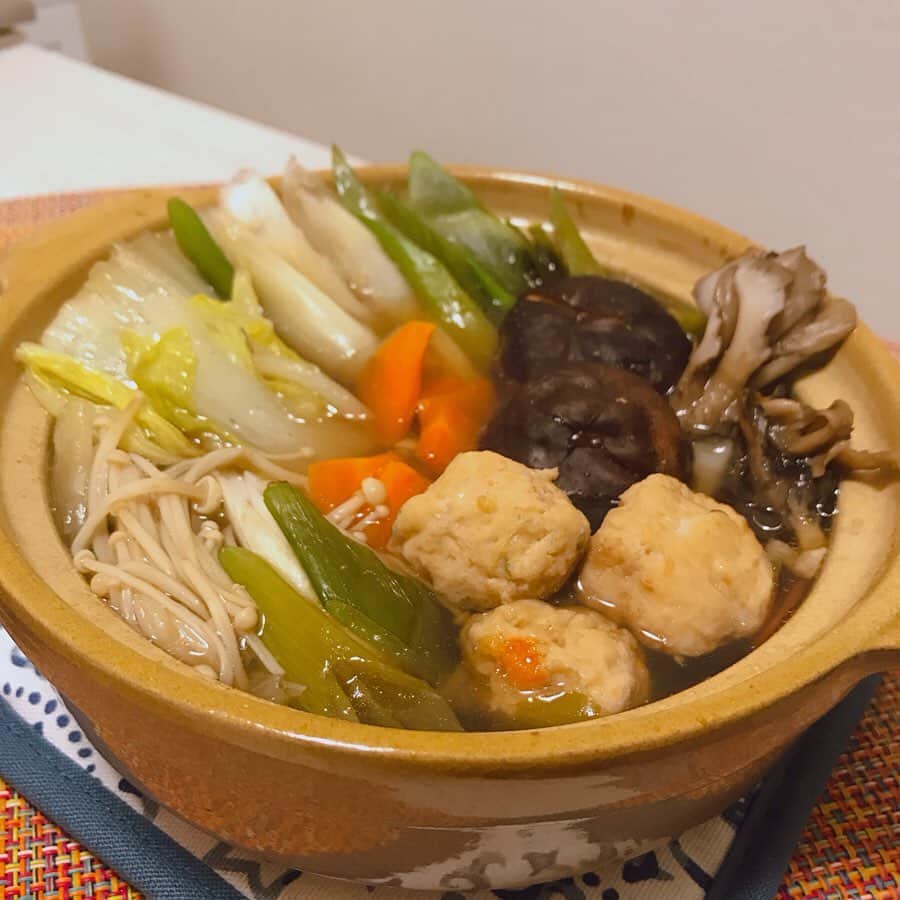 滝菜月さんのインスタグラム写真 - (滝菜月Instagram)「帰国後の夜ご飯、お鍋(2枚目)﻿ ﻿ この1週間﻿ フィリピンの語学学校にいました。﻿ ﻿ 野菜不足の日々×日本食ロス﻿ ということで﻿ 入れられるだけの野菜とキノコを入れた﻿ お鍋を作って食べました。﻿ ﻿ フィリピン料理も﻿ とても美味しかったですが、﻿ やはり出汁の優しい味が落ち着きます。﻿ ﻿ ＊＊＊﻿ ﻿ 小学生の頃の夢は『通訳者』﻿ いろんな国の言語を話せたら﻿ どんなに素敵だろうかと思い、﻿ よく兄に英語を教えてもらっていました。﻿ ﻿ 中学生の頃は﻿ アナウンサーにも興味を持ち﻿ “海外の方にインタビューができる”アナウンサー﻿ が夢でした。﻿ ﻿ 高校生になってからは受験英語に躓き﻿ いつのまにか﻿ 海外の方にインタビューができるアナウンサー﻿ から﻿ 『アナウンサー』という夢に変わりました。﻿ 英語は自分には無理だと早々に諦めてしまった...﻿ ﻿ ＊＊＊﻿ ﻿ 今年の9月に世界一周ロケへ行った後﻿ 『もっと英語が話せたら﻿ 現地の人とコミュニケーションを取れたのに...』﻿ という気持ちが強く残り﻿ 諦めていた英語をもう一回学ぼうと思いました。﻿ ﻿ ちなみにフィリピンに決めた理由は﻿ 1日の授業のコマ数が圧倒的に多かったからです。﻿ ﻿ 1週間じゃ何も変わらないよ。﻿ と言われることも多かったのですが、﻿ 行って本当によかった^ ^﻿ ﻿ もちろん！﻿ 1週間だけだと劇的にスキルが上がるわけではないのですが﻿ 分からないこと、苦手なことを学ぶというのは﻿ とっても面白いです。﻿ ﻿ 規則正しく起きて毎日勉強して、﻿ 久しぶりに学生に戻った気持ちになりました。﻿ ﻿ ＊＊＊﻿ ﻿ ということで、﻿ 何か夏休み中の写真を載せようと思ったのですが、﻿ 海外らしい写真は﻿ フィリピン料理と学校周辺の写真くらいしかありません。﻿。。 ﻿ 4枚目はディヌグアンという﻿ 豚の血のシチュー。﻿ 考えるとちょっと怖いですが、﻿ 味はビーフシチューみたいで美味しかったです。﻿ ﻿ ﻿ #フィリピン #フィリピン留学 #明日から ﻿ #ヒルナンデスよろしくお願いします﻿ ﻿ ﻿ ﻿ ﻿」11月3日 16時32分 - taki_natsuki