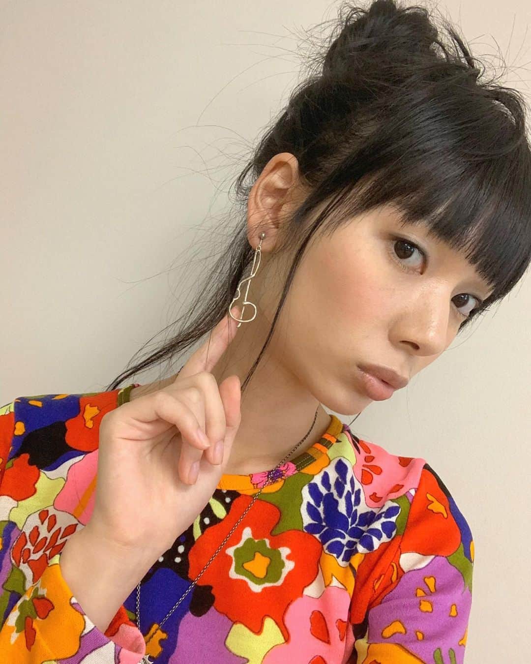 きなりのインスタグラム：「昨日の #俺の話は長い 第４話見てくださった皆さまありがとうございました☺️ 小雪ちゃんのお洋服自撮りシリーズもこつこつ集まってきております🙌 自撮り下手ぴいだけど好評で嬉しいです🙏 ベースガールなのでカラフルさだけでなくあちらこちらに音楽モチーフが散りばめられているんです！可愛い！🎶 来週の予告にチラッと登場したけど、小雪ちゃん、ライブしてましたね…！お楽しみにです…！！」