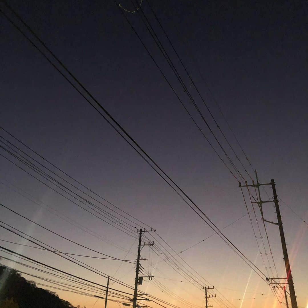 板谷由夏 さんのインスタグラム写真 - (板谷由夏 Instagram)「昨日の茜空 ぼーっと見てたら ちょっとの時間で、こうなったよ 群青色。やまたつのメロディーが 鳴るよね。 切ないけど、さ、元気なことに感謝。」11月3日 16時42分 - yukaitaya