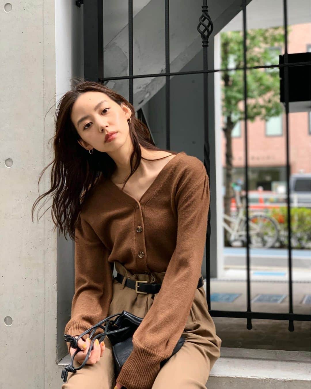 Shiho Sasakiのインスタグラム：「Knit1枚でうろうろ出来るのも残りわずかかなぁ💭 朝と夜は羽織りがないとちょっと寒い😨 でもやっぱり夏より冬の方が好き☃️ #MOUSSY#MOUSSYSNAP」