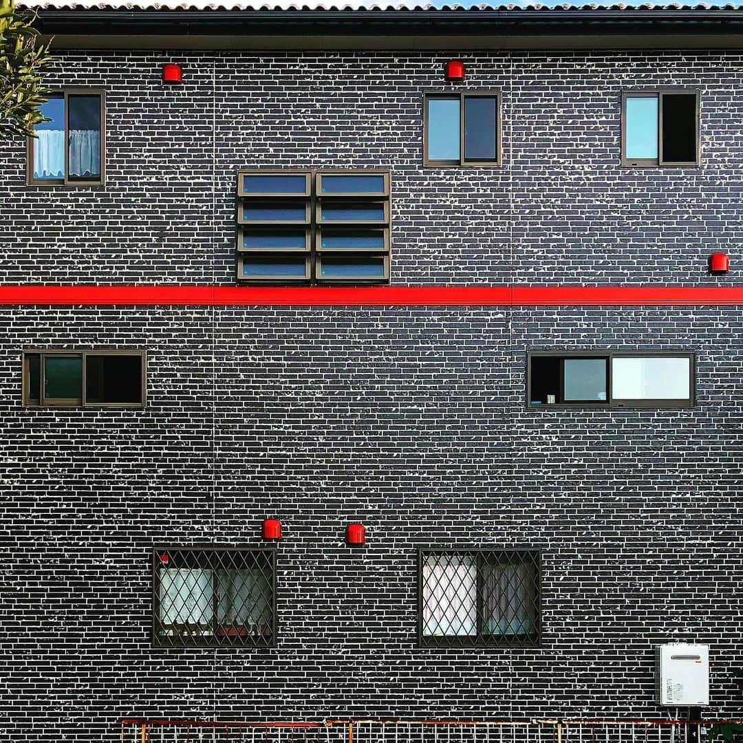 tsuno2noのインスタグラム：「3.November.2019 志津 . #ザ壁部 #igersjp #instagram #こんななの #minimalint #9minimal7 #ic_minimal #arkiminimal #rsa_minimal #indies_gram #tv_simplicity #jj_minimalart #arte_minimal #タグキング👑 #minimalmood #shotoniphone #soulminimalist #indies_minimal #minimal_greece #instagramjapan #buildingstylesgf #ig_minimalshots #unlimitedminimal #paradiseofminimal #minimal_perfection #jj_doorsandwindows #ihaveathingforminimal #LOVES_UNITED_MINIMAL .」