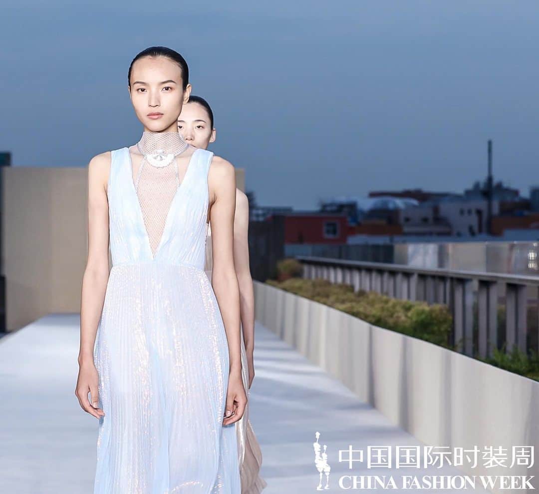 ルピン・ワンのインスタグラム：「Overlooking the Forbidden City. Such a beautiful Chinese elegance. Thank u for having me in the show @ep_official_」