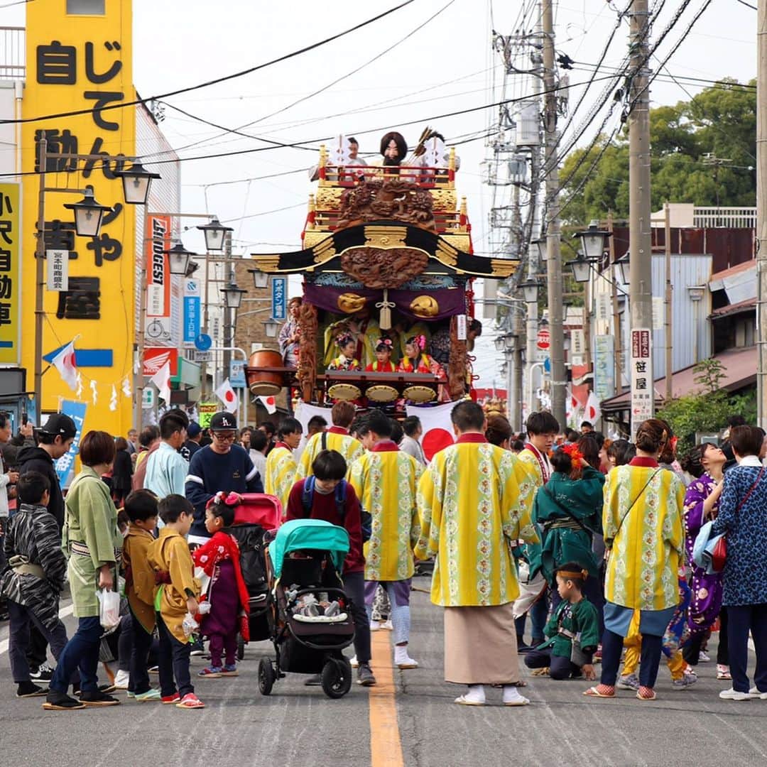さいたまつりさんのインスタグラム写真 - (さいたまつりInstagram)「金鎮神社での御神幸祭を終え、山車の巡行が行われました！  色とりどりの衣装に身を包んだたくさんの子供達が、元気に大活躍していました！  そして、駅前通りに10基の山車が集結して各町のお囃子が響き渡ります。  #さいたまつり #山車 #埼玉 #festival #祭り #saitamatsuri #お祭り #写真好きな人と繋がりたい #ファインダー越しの私の世界 #お祭り写真 #お祭り写真部#本庄#honjo#本庄まつり」11月3日 16時53分 - saitamatsuri