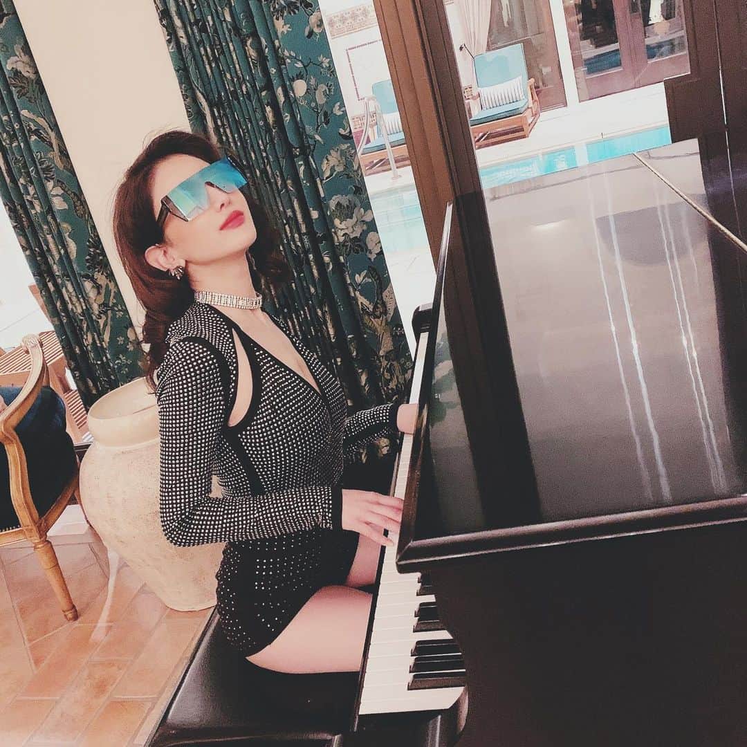 のインスタグラム：「We wore halloween costume like LADY GAGA for her show on 10/31🎃🧡LADY GAGA of the 3rd pic is singing "Shallow" 😎🎤😂 ・ 10/31のハロウィン当日はレディガガのLIVEに行きました💛🧡 2人でレディガガ風の仮装をして観に行ったよ。 パメラは目鼻が似ていて美しい。 3枚目はShallowを歌っています草 #halloween #costume #ladygaga」