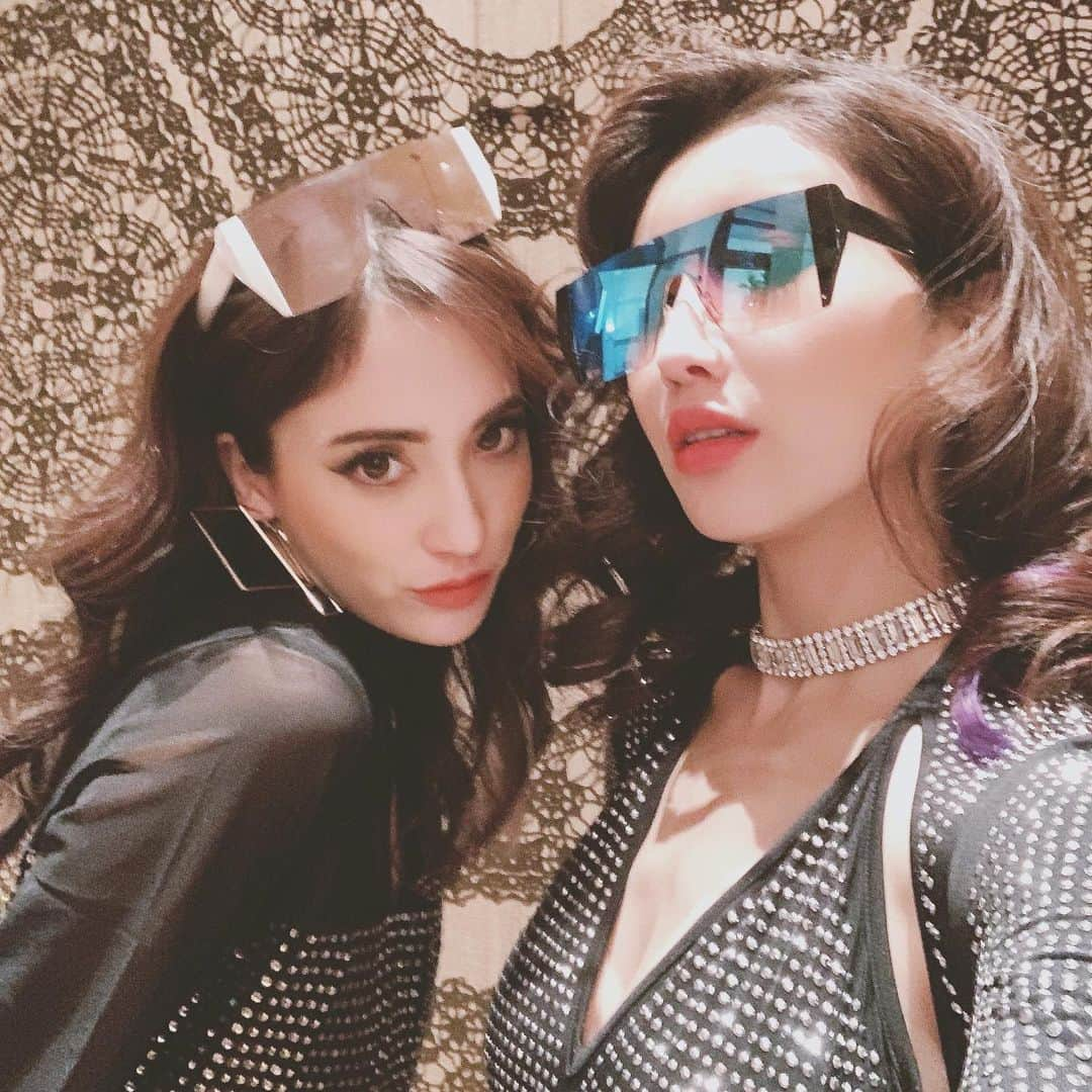 亜里沙さんのインスタグラム写真 - (亜里沙Instagram)「We wore halloween costume like LADY GAGA for her show on 10/31🎃🧡LADY GAGA of the 3rd pic is singing "Shallow" 😎🎤😂 ・ 10/31のハロウィン当日はレディガガのLIVEに行きました💛🧡 2人でレディガガ風の仮装をして観に行ったよ。 パメラは目鼻が似ていて美しい。 3枚目はShallowを歌っています草 #halloween #costume #ladygaga」11月3日 16時53分 - alisa_0302