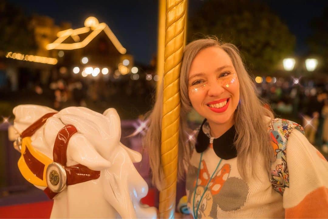サイモンとマルティナのインスタグラム：「Reasons to ride a carousel: ✨ Warm twinkling lights🎠 glossy prancing horses 🎶 music box melodies✨」