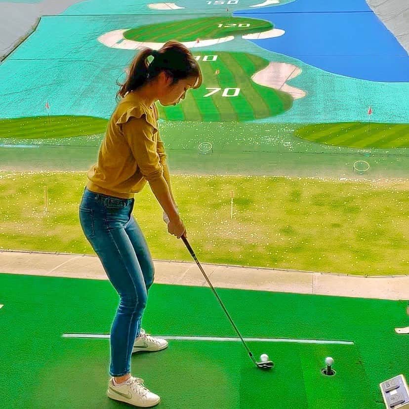 のインスタグラム：「.﻿ #ゴルフができるようになりたい﻿ ﻿ #ゴルフ #golf #ゴルフ女子﻿ #active #3連休﻿ 打ってると手が痛くなるのが悩み🏌️‍♀️ #ボールを何かで打つ球技が一番苦手」