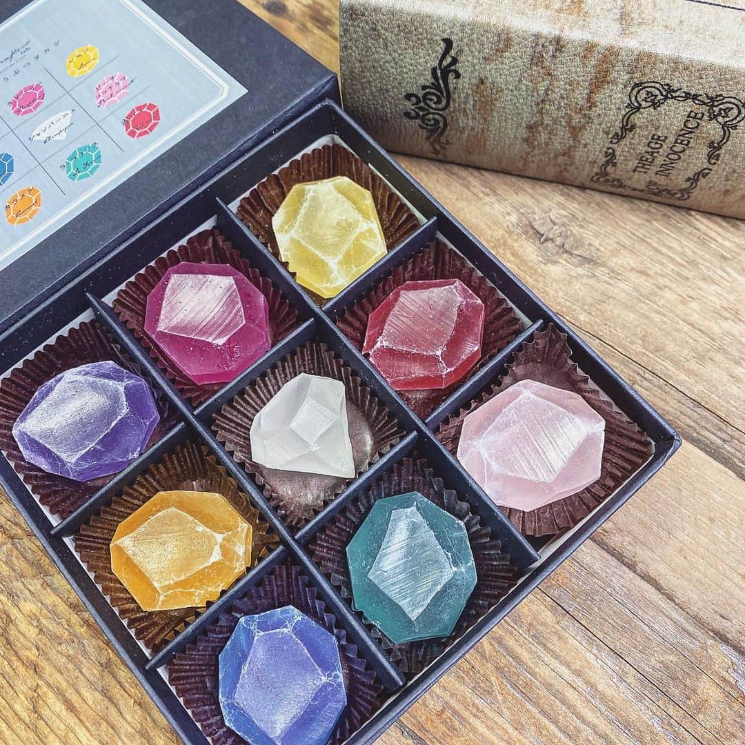 清水彩子のインスタグラム：「宝石みたいなお菓子を頂きました🥰❤️ 可愛くて食べるの勿体無い🥺❤️ #ダイヤモンド #お菓子 #ありがとうございます❤️ #こうぶつヲカシ  #こうぶつのカケラ」