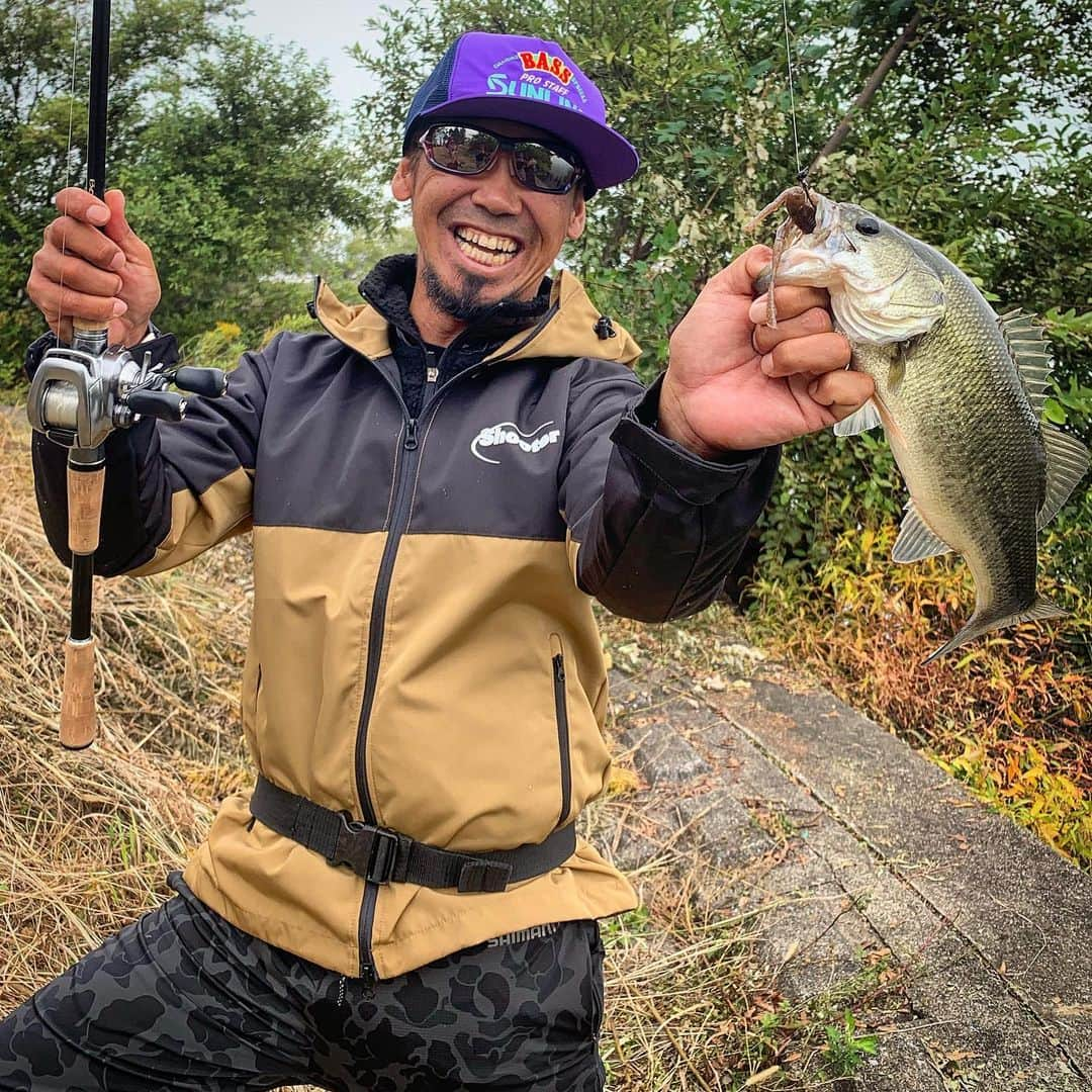 伊豫部健さんのインスタグラム写真 - (伊豫部健Instagram)「今日はサンライン社イベント"BASS祭り2019" in 大江川と言う事で大先輩の下野さんとゲスト参加させて頂きました(^^) @sunline_japan  サンライン社のバスフェスティバルを大江川でやるのは実に21年ぶりで、実はサンライン社とプロ契約して初めて呼んで頂いたのが21年前のここ大江川だったんです。 めちゃくちゃ僕的にも想いが強く、当時のキャップを被って参加してみました。 このキャップに気付いた方はかなりのサンラインマニア😂😂😂 時代を感じるデザインで、もはやビンテージ物です❣️❣️❣️ 参加者に混ざって僕も真剣に参加！ 東大江川から西大江川とかなり歩いて帰着間際に諦めの悪い一発を終了9分前にゲーリーハガーのハイパートルネード5/0セッティングでキャッチ💪 @gary_international_kk  @sns_hayabusa  参加者の方々も見てくれてて、みんなが盛り上がって最高に嬉しかった瞬間でした♬  @shimanofishing_jp @10ftu_kiob_smpfishing @10tenfeetunder_kiob @se9rets @obick_55 @ken_iyobe @autogarage_omy @talex_fishing @ringstar_1889 #iyoken #kiob #イヨケン #大江川 #サンライン #サンラインカップ #伊豫部健 #10ftu #tenfeetunder #10tenfeetunder #ゲーリーハガー #ゲーリーハガー最強 #ハイパートルネード #ハヤブサフック #シューター16lb」11月3日 17時03分 - ken_iyobe