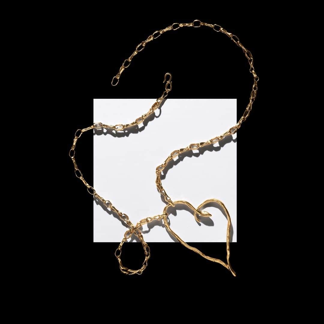 グーセンス パリさんのインスタグラム写真 - (グーセンス パリInstagram)「Snake necklace from the GOOSSENS X HARUMI KLOSSOWSKA DE ROLA collaboration . #📸 by @saillantolivier . . #goossens #harumiklossowskaderola #snake #necklace #jewels #brass #gold」11月3日 17時16分 - goossens_paris