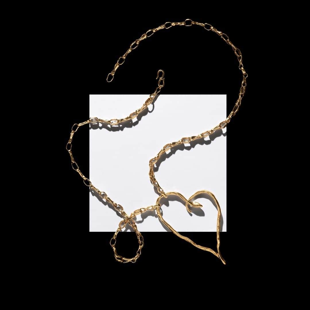 グーセンス パリのインスタグラム：「Snake necklace from the GOOSSENS X HARUMI KLOSSOWSKA DE ROLA collaboration . #📸 by @saillantolivier . . #goossens #harumiklossowskaderola #snake #necklace #jewels #brass #gold」