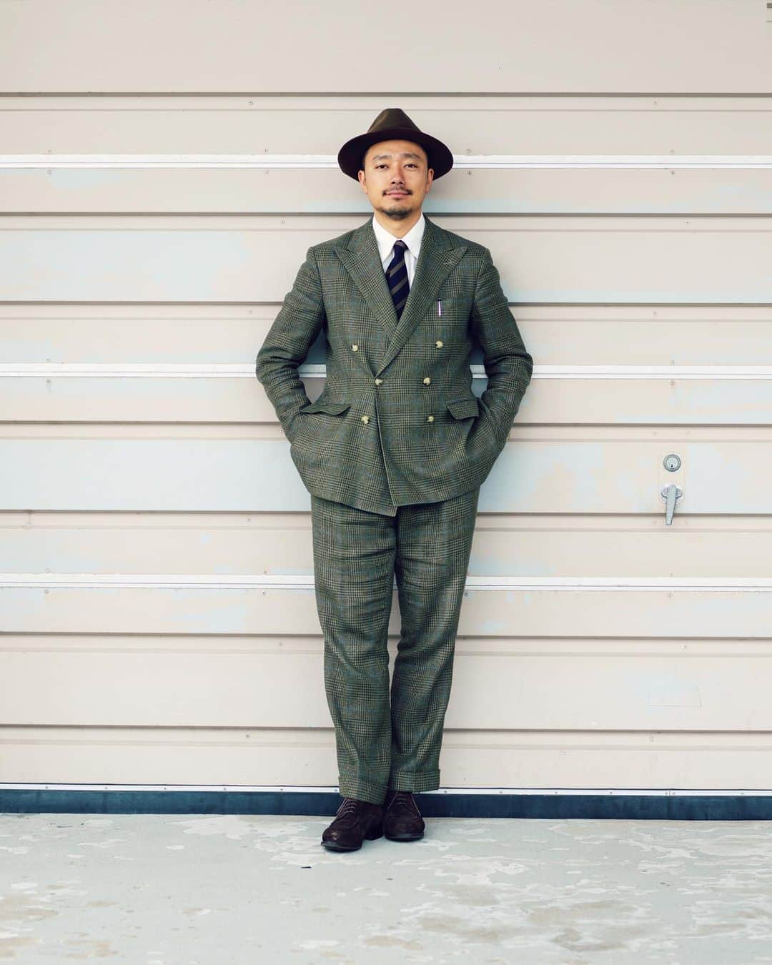 長山一樹のインスタグラム：「よく行くスタジオの淡いペールカラーのシャッター前にて通称宇治金時コーデが良く似合う。 #現場とスーツ #ralphlauren #doublebreasted #brooksbrothers #paraboot #mensfashion #ラルフローレン #パラブーツ #アメリカン #メンズファッション」