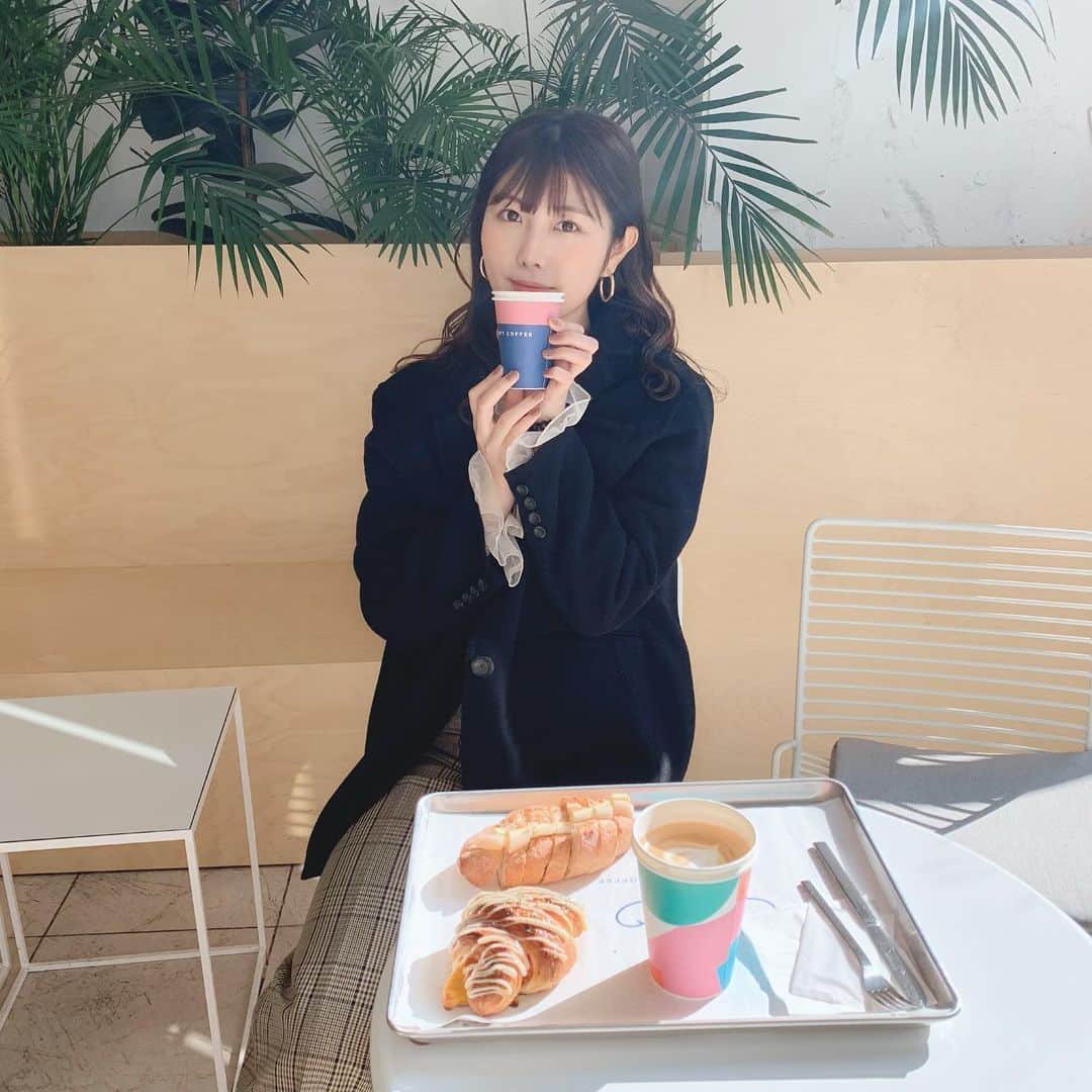 横島亜衿さんのインスタグラム写真 - (横島亜衿Instagram)「. . LUFTCOFFE🥖 . あんバターフランスを食べたよ~ やっぱりあんとバターの組み合わせが最高すぎました🥺❤︎ . . . #LUFTCOFFE  #韓国旅行　#韓国カフェ　#韓国パン屋  #カフェ巡り」11月3日 17時24分 - _aeri_yokoshima