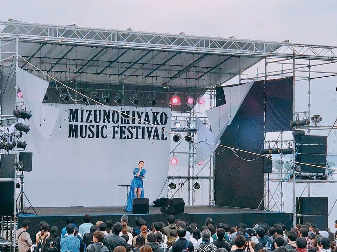 May J.さんのインスタグラム写真 - (May J.Instagram)「本日は島根県松江市で開催された「水の都音楽祭」に出演させていただきました！宍道湖を目の前に野外ステージで歌うのはとても気持ちよかったなぁ〜🥰一緒に盛り上がってくれた皆さん、本当にありがとうございました！ ちなみに、今夜24:30〜エフエム山陰で私のラジオ番組「Have Dreams」が放送されるので是非聴いてみてください！  #水の都音楽祭 #道の駅で飲んだ柿ジュース美味しかったなぁ〜🧡 #全国道の駅の旅w #道の駅大好きシンガー」11月3日 17時20分 - mayjamileh