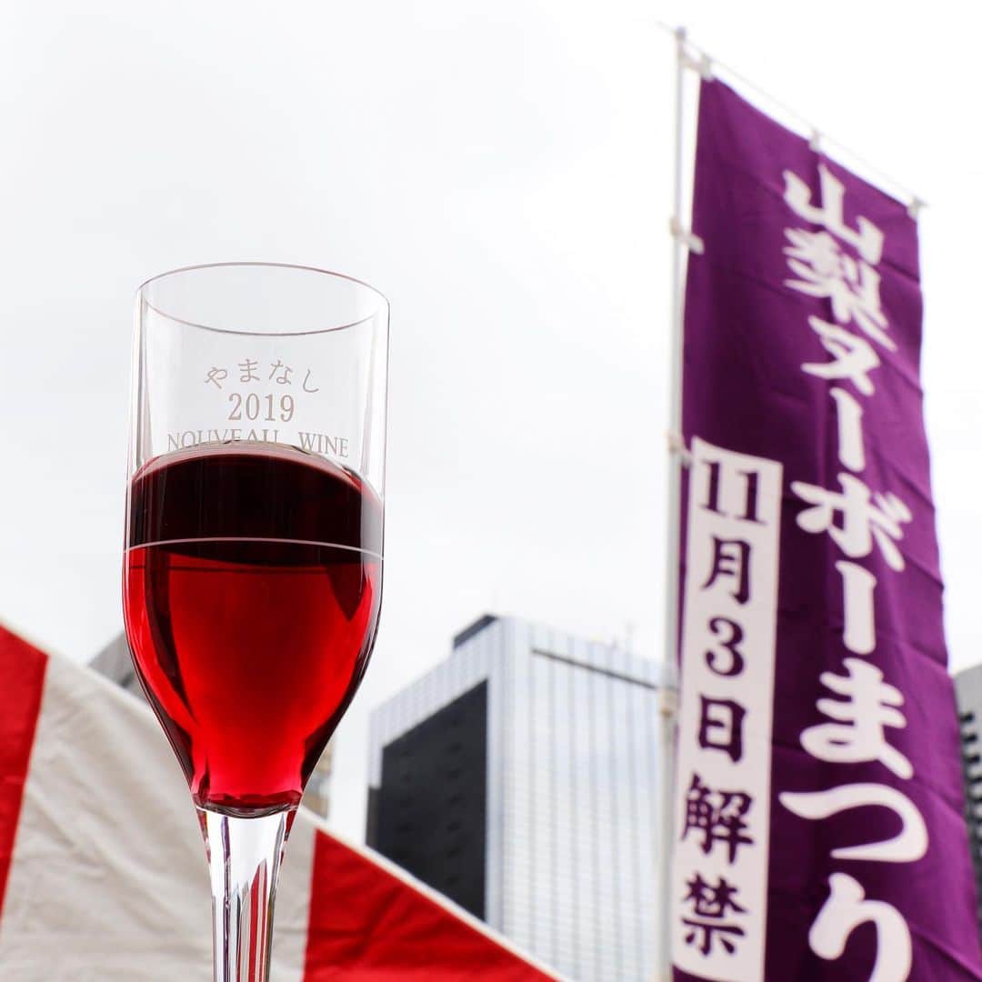 ワイン専門店エノテカ公式アカウントさんのインスタグラム写真 - (ワイン専門店エノテカ公式アカウントInstagram)「本日11月3日は「山梨ヌーボー」の解禁日です🍷✨﻿ ﻿ 毎年解禁日の11月3日に東京・日比谷公園で開催される「山梨ヌーボーまつり」。﻿ ﻿ 今年は34ワイナリー、60銘柄以上の新酒ワインの試飲、ボトルの販売が行われました。辛口から甘口、スパークリングワインやにごりワインなどワインのタイプは様々で、多くの来場者が新酒に酔いしれていました。﻿ ﻿ 今年も残すところ後わずか。2019年を振り返りながら、山梨ヌーボーを味わってみてはいかがでしょうか？☺️﻿ ﻿ ▼詳しいレポートはストーリーズのリンクから﻿ @enoteca_wine﻿ ﻿ #エノテカ #enoteca #enoteca_wine #wine﻿ #山梨ヌーボーまつり #山梨ヌーボーまつり2019﻿ #赤ワイン #白ワイン #ロゼワイン #スパークリングワイン﻿ #山梨ヌーボー #山梨ヌーヴォー #ヌーボー #ヌーヴォー﻿ #日本ワイン #甲州 #マスカットベーリーA﻿ #ワイン #新酒 #新酒の季節 #新酒解禁 #ワイン好き﻿ #日比谷 #日比谷公園」11月3日 17時25分 - enoteca_wine