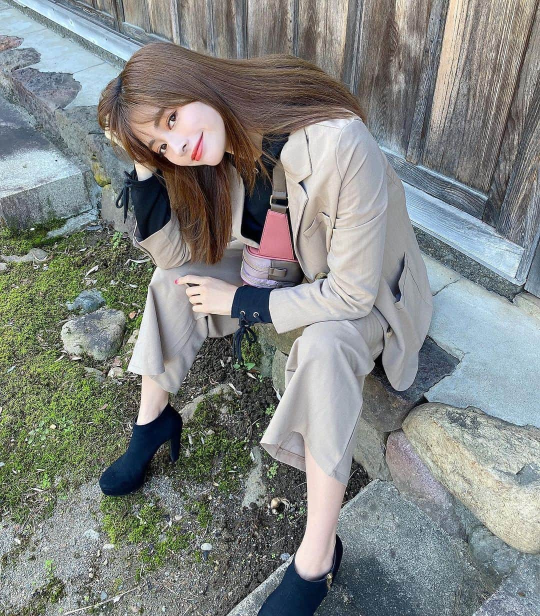 得あゆさんのインスタグラム写真 - (得あゆInstagram)「秋晴れって最高で好き🍁 ・ 秋服🍠って感じの色を着て テンションが上がった日。 セットアップスーツ可愛いぃぃぃ setup suit : @darling_baby__ Parker : @envym_official bag : @rienda_official boots : @esperanza_official ・ ・ ・ ・ ・ ・ ・ ・ #コーディネート#秋#秋服#秋コーデ#バッグ#パーカー#お洒落#大人可愛い#大人カジュアル#オトナ女子#秋メイク#インスタ映え#写真#カメラ女子#セットアップ#スーツ#ベージュコーデ#散歩#ナチュラル#スタイル#旅行#女子旅#モデル#parker#autumnfashion#setup#suits#beige#japanesegirl#boots」11月3日 17時25分 - tokuayu819