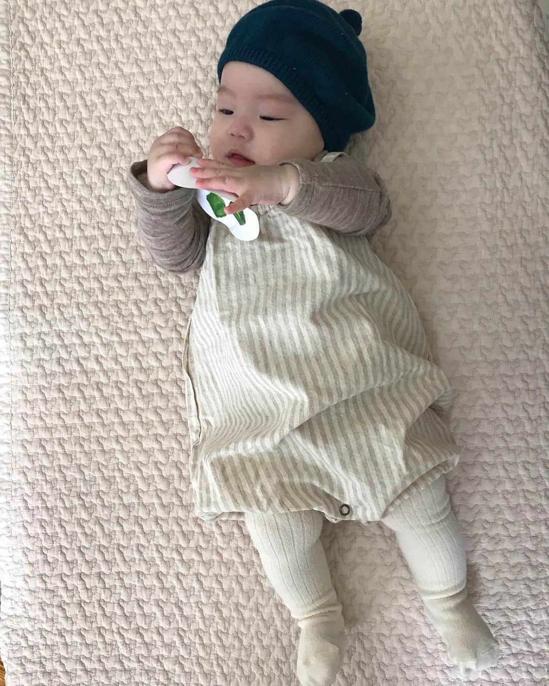 濱中鮎子のインスタグラム：「母に遊ばれる真っ白ちゃん。 今日で5ヶ月。ありがとう！ すくすく育てー！  今朝ほっぺが回復の兆しを見せていた。 よしよし、がんばろ！  #生後5ヶ月目 #お嬢コーデ #うさミミ #紙を噛みちぎりそうになる」