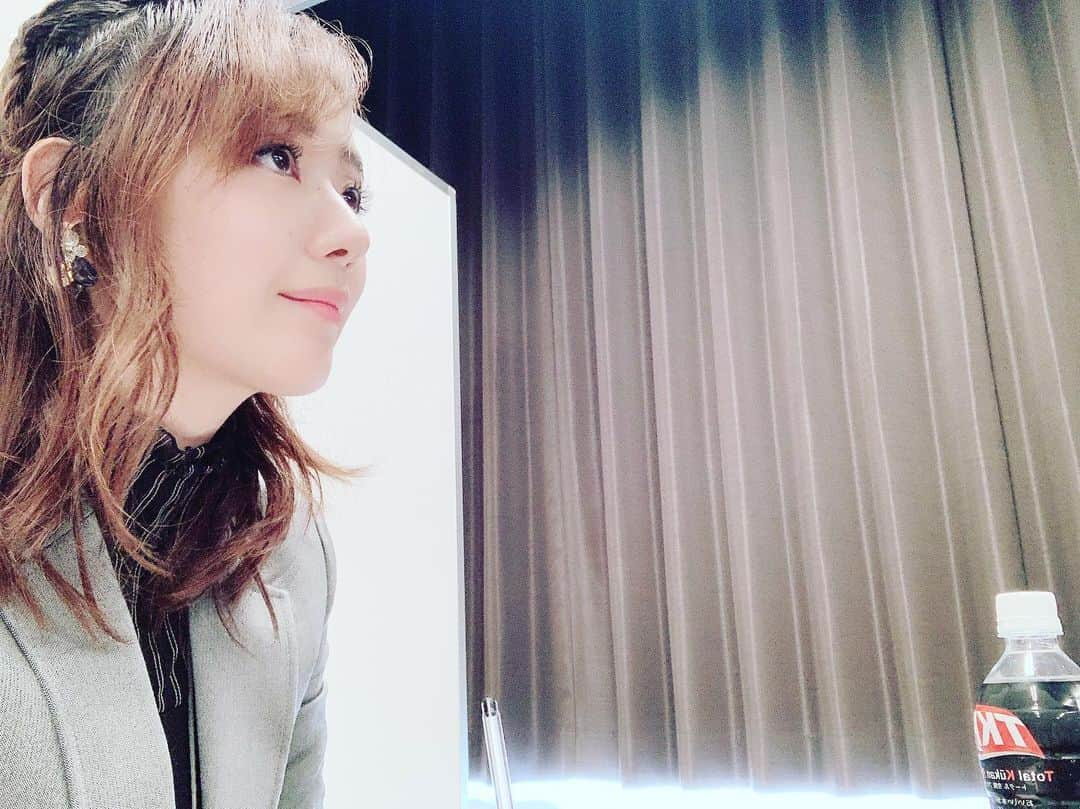 三井智映子さんのインスタグラム写真 - (三井智映子Instagram)「3分で先週の相場を振り返ってみましょう。  先週の米市場は主要3指数が揃って上昇。 日経平均は週間で307円の上昇となりました。  トランプ米大統領が11月中旬に開催されるアジア太平洋経済協力会議（APEC）首脳会議で、米中首脳会談を開催し、中国との第１段階の合意の署名が実現する可能性に言及。 米中通商協議の進展期待から週明けのマーケットは買いが優勢となりました。 米決算では予想を下回ったアルファベット(Google)が下落したことがハイテク株全般への利益確定売りにつながる場面もありましたが、 10月29日から30日にかけて開催されたFOMCで市場予想通り3会合連続の利下げとなり、FF金利誘導目標が0.25％ポイント引き下げられ1.5％−1.75％に決定したことが買い材料に。 パウエルFRB議長の会見では、現行の金融政策は適切である可能性が強いと述べたことなどから次回は政策金利を据え置くのではという「タカ派的な利下げ」となりましたが、 今後の利上げには大幅なインフレ率上昇が必要になるとの認識を示したことで利上げの可能性がさらに後退。 加えて景気が一段と悪化した場合の追加利下げの可能性は依然として残っており、市場の期待感につながった模様です。  30-31日の日本銀行は金融政策決定会合で、現行の政策運営方針の維持が賛成多数で決定されました。 物価目標へのモメンタムが損なわれる恐れに引き続き注意が必要な情勢として、政策金利のフォワードガイダンス（指針）を修正し、将来の利下げの可能性を明示しています。  11月1日に発表された米雇用統計では 非農業部門雇用者数が9.0万人増の予想に対して、12.8万人増と良い結果に。 また前月発表分が13.6万人増から18.0万人増と上方修正されました。 失業率は予想同様3.6% 平均時給は前月比＋0.3％の予想に対して＋0.2%と下回る結果となったものの、前年比 は予想同様＋3.0％となり、 自動車大手ゼネラル・モーターズ（ＧＭ）のストライキの影響などで、そもそも非農業部門雇用者数が低調ではあったものの、米労働市場の底堅さを示す結果となったことが好感されました。  10月ISM製造業景況指数は、 予想の48.9を下回る48.3で着地。 節目の50割れが3ヶ月連続となりましたが、 株価への影響は限定的だったようです。  週末1日の米市場は上昇し、 ダウ工業株30種平均は前日比301ドル高の2万7347ドルと約3か月ぶりの高値水準となり、7月に付けた過去最高値にあと12ドルに迫りました。 ナスダックは94.04ポイント高の8386.40と過去最高値を更新。 S＆P500 も3066.91と、過去最高値を更新しました。  #相場概況 #相場解説 #投資女子 #金融アナリスト #投資家の方へ #米国株 #日本株 #FISCOマーケットレポーター #フォローミープリーズ」11月3日 17時26分 - chiekomitsui