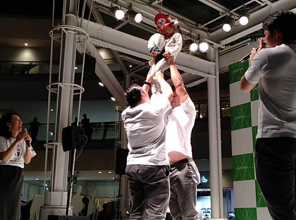 長澤彩子のインスタグラム：「ふぁぁぁあ終わっちゃったぁ　#RWC2019 🏉夢のような期間だったな。 PVも会場も本当にpeacefulな空間だった🕊 ・ これまでカメラの前で喋ることが多かった分、すぐにお客さんのリアクションが返ってくるPV会場はとってもやり甲斐があった。 自分の大好きなラグビーを至る所で大勢の方が同じように愛していて、嬉しかったなぁ。 ・ ワールドカップのお陰で沢山の家族が出来ました☺️ 神奈川県の皆さんや桐蔭の先輩、後輩。ゲストで来てくれた選手。地元 #ダイナボアーズ の選手は勝手に兄弟だと思ってます🐗 選手間だけでなく周りの方、そしてファンも輪の中に入れてくれるラグビーの雰囲気が大好きです。 ・ ファミリーが沢山できたのでトップリーグ皆んなの応援行かなきゃ🏉  感謝。  #oneteam」