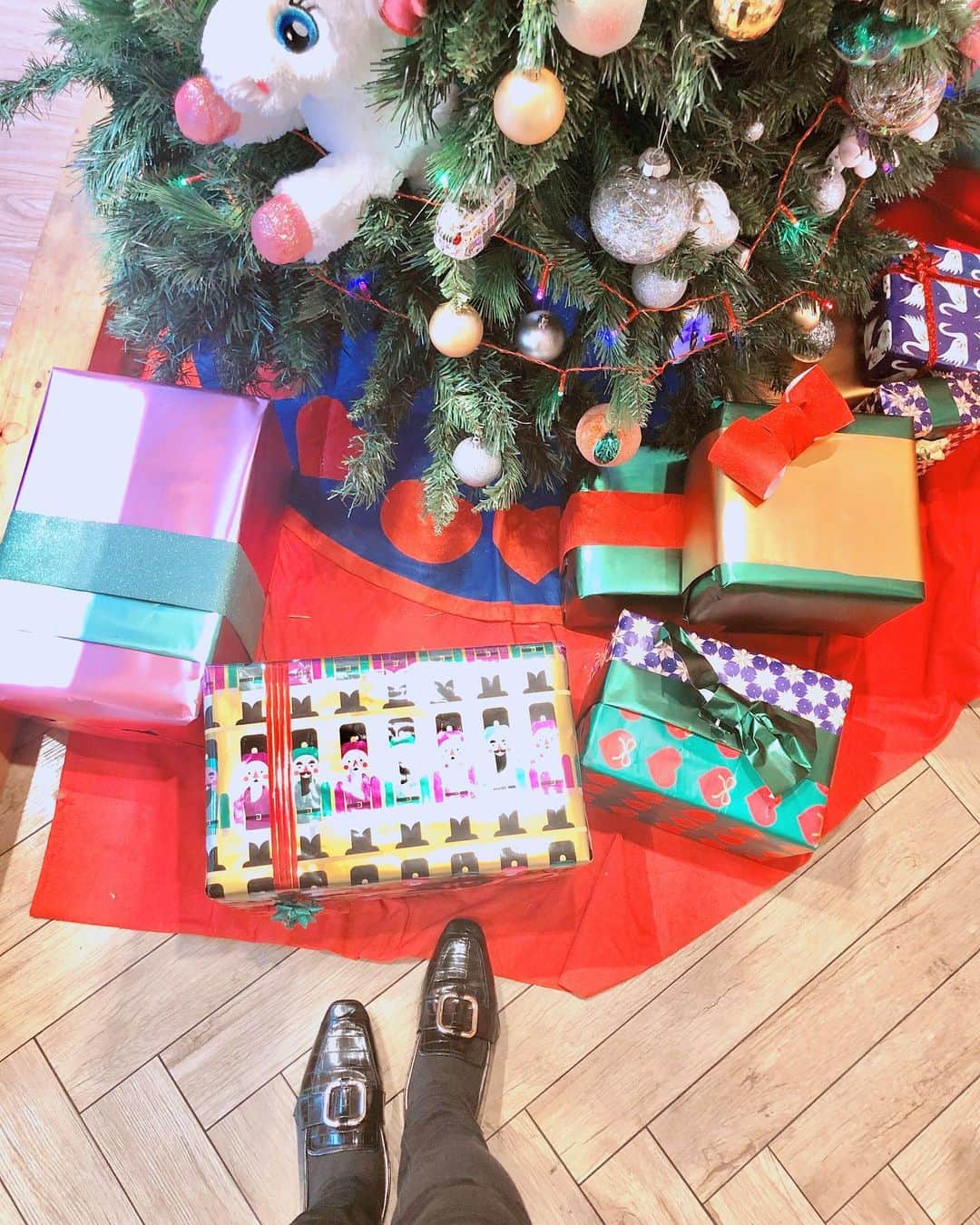 小谷津友里さんのインスタグラム写真 - (小谷津友里Instagram)「表参道に行ったら 街のところどころがクリスマスモードになりつつあったよ..🎅🏼🎄🎂🎁﻿ まだ11月だけどあっという間にクリスマスを﻿ 迎えそうだね🤤♥︎﻿ ﻿ ﻿ ﻿ 昨日新しく買った靴﻿ お気に入りだから﻿ 一緒に写した📸﻿ @zara のだよん♥︎﻿ かわいい😍﻿ ﻿ ﻿ ﻿ 🎄﻿ ﻿ ﻿ ﻿ #ootd #shoes #ローファー #パンプス #zara #zarawomen #zarafashion #black #ローヒール #fashion #クリスマス #クリスマスツリー　#バックル #クロコダイル #autumnfashion #winterfashion #秋冬コーデ　#こやゆりコーデ」11月3日 17時39分 - yurikoyatsu